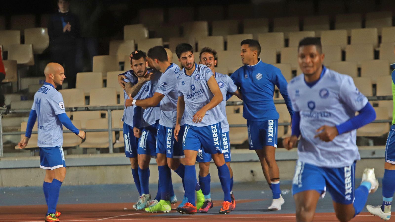 Los xerecistas celebran el tanto de la victoria, obra de Álex Colorado, en el partido contra el Ciudad de Lucena.