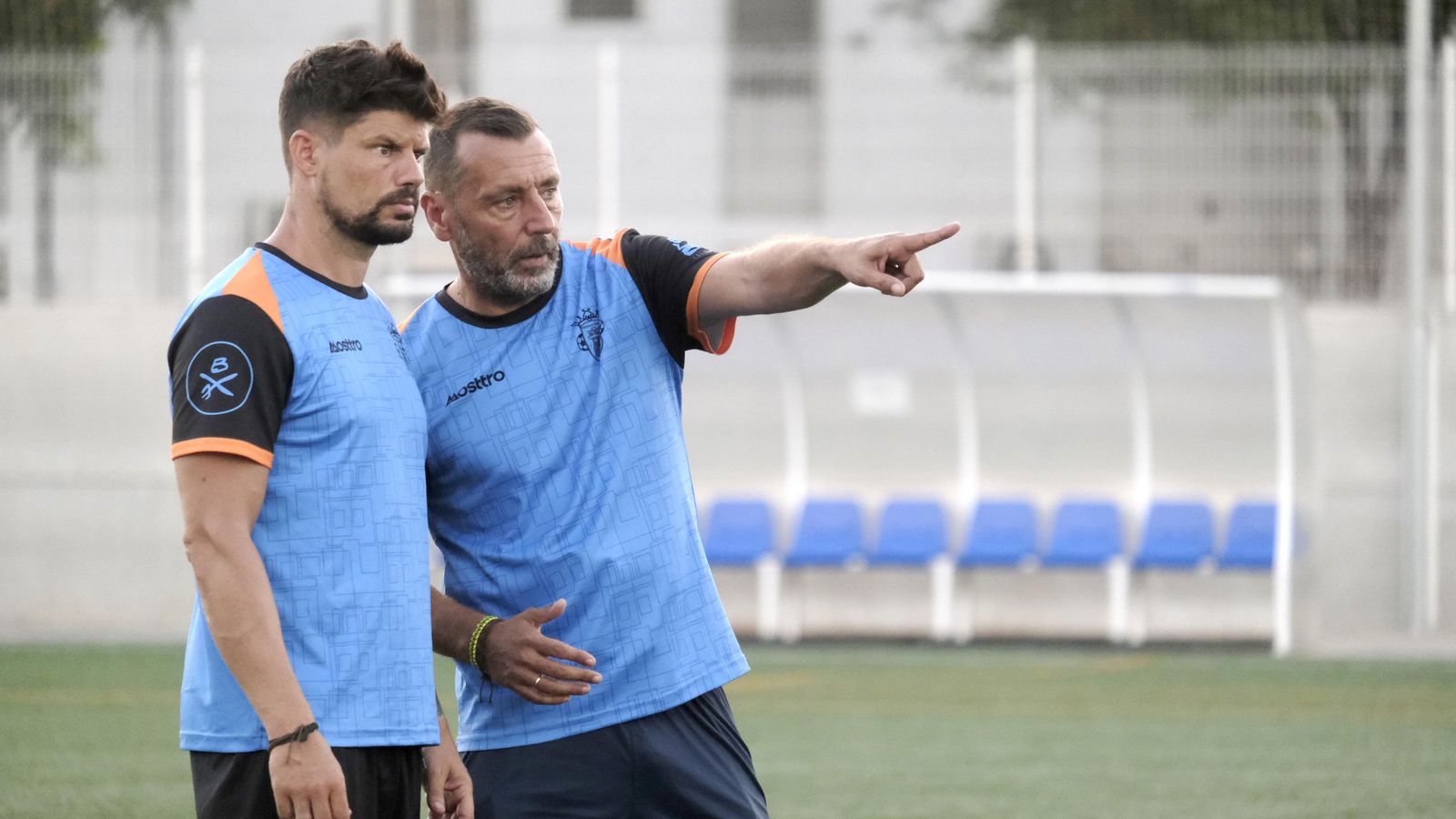 Juan Carlos Quero hace indicaciones durante un entrenamiento del Espeleño.