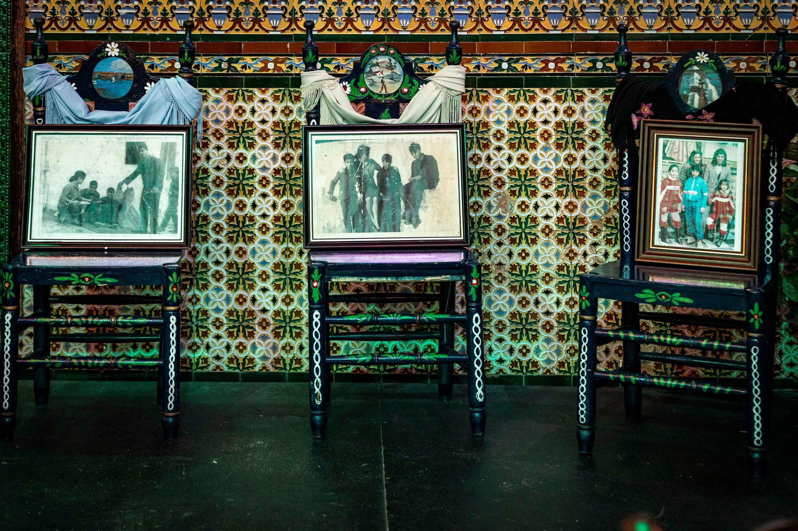 Una muestra del archivo fotográfico del establecimiento en el tablao de la misma.