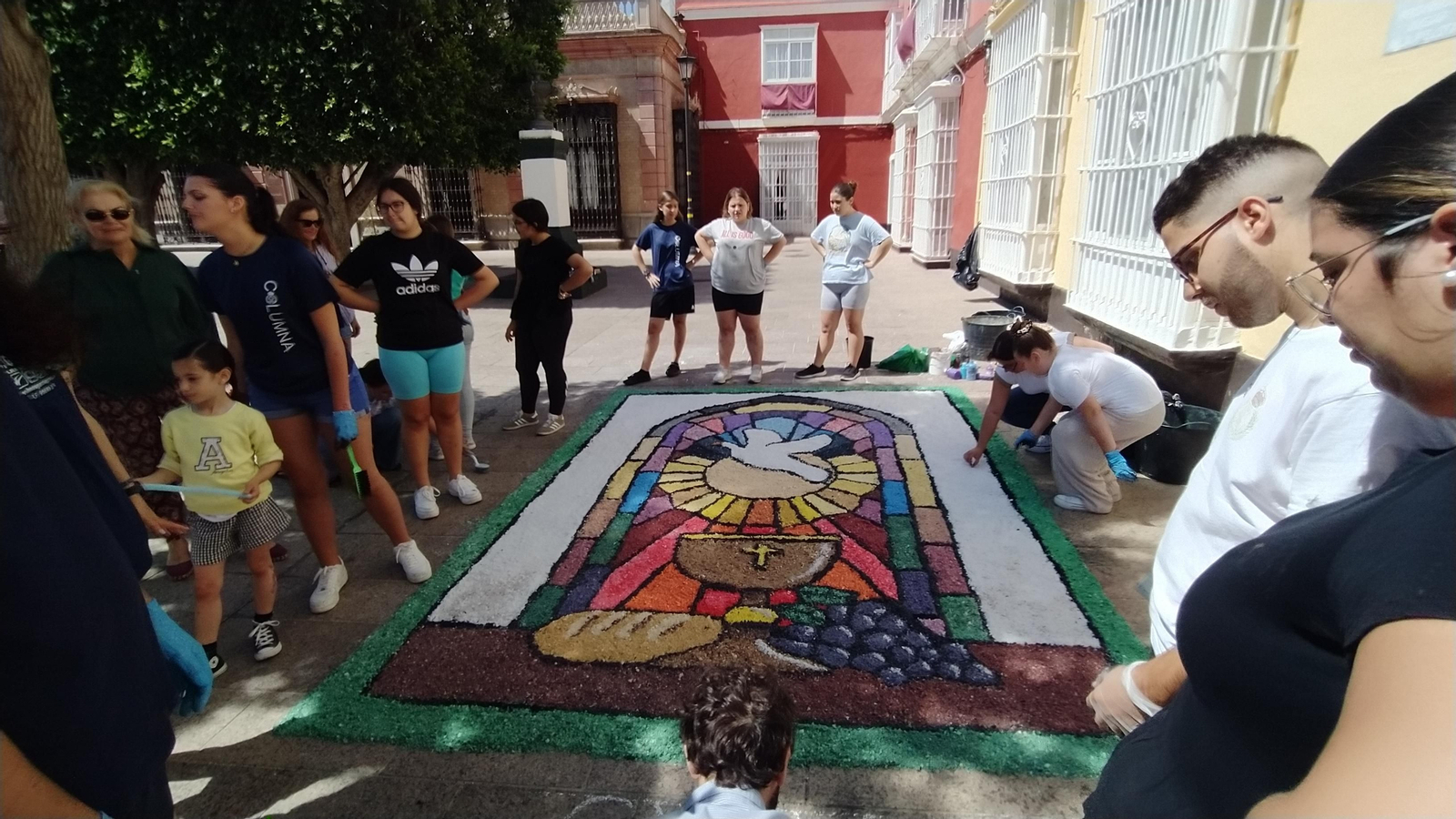 Altares y alfombras para el Corpus Christi en San Fernando