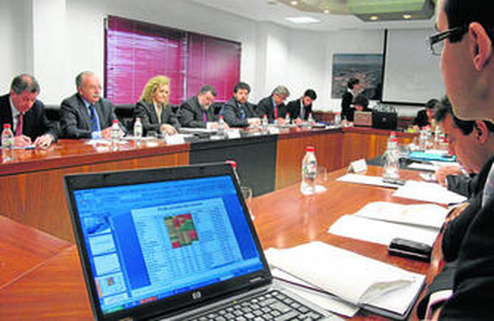Imagen de la reunión entre administraciones españolas y marroquíes para preparar la OPE 2010, ayer en la APBA.