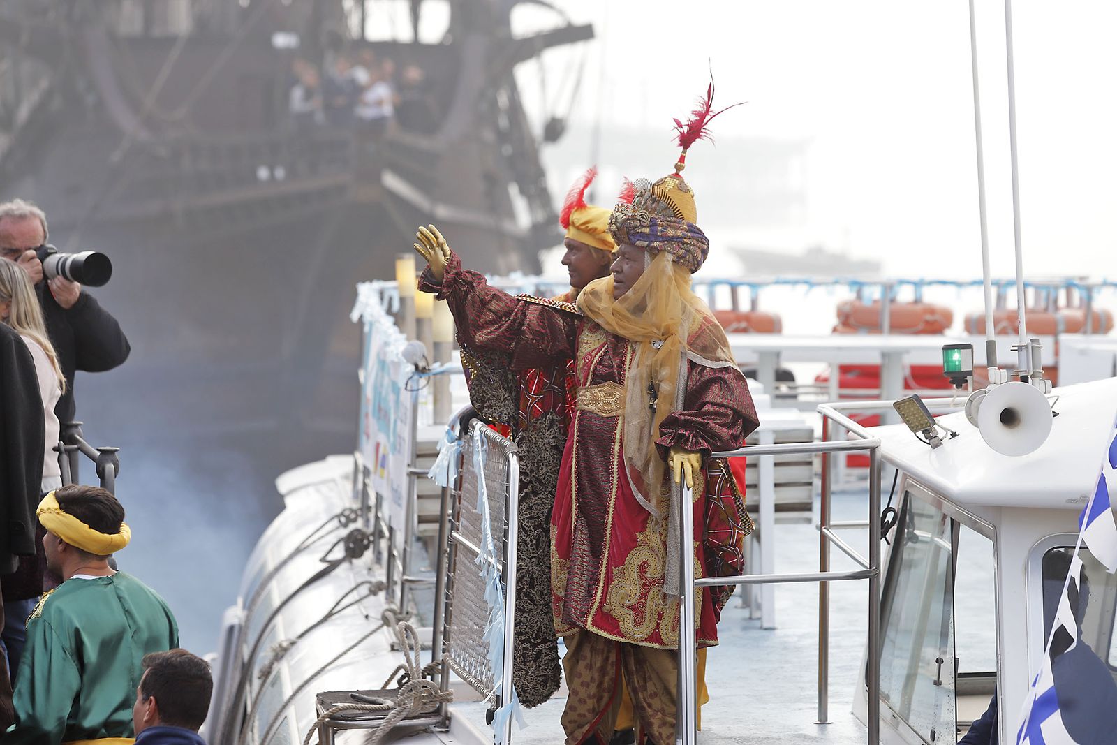 Imágenes de la mágica llegada de los Reyes Magos y la Estrella de la Ilusión a Huelva en barco