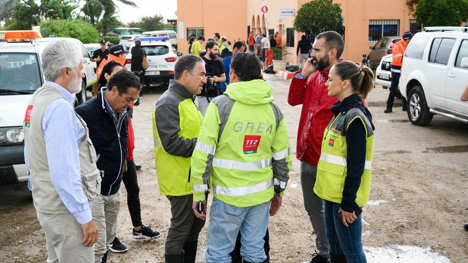 Elías Bendodo, consejero de Presidencia, acompañó durante la mañana al alcalde para valorar los daños del temporal