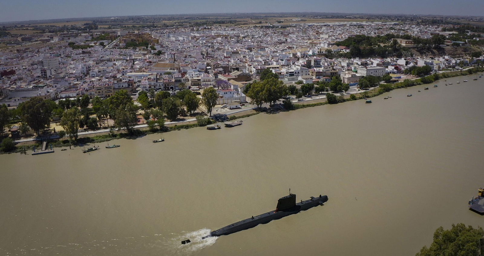 Las mejores fotos de la llegada del submarino 'Tramontana' a Sevilla