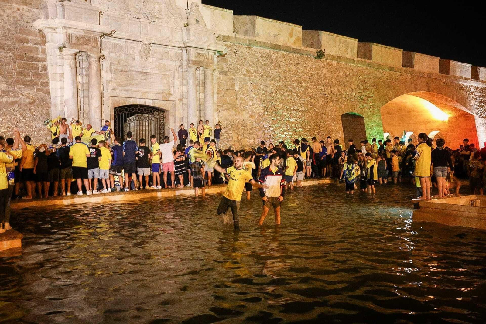 Aficionados del Cádiz celebran la permanencia en Puertas de Tierra.