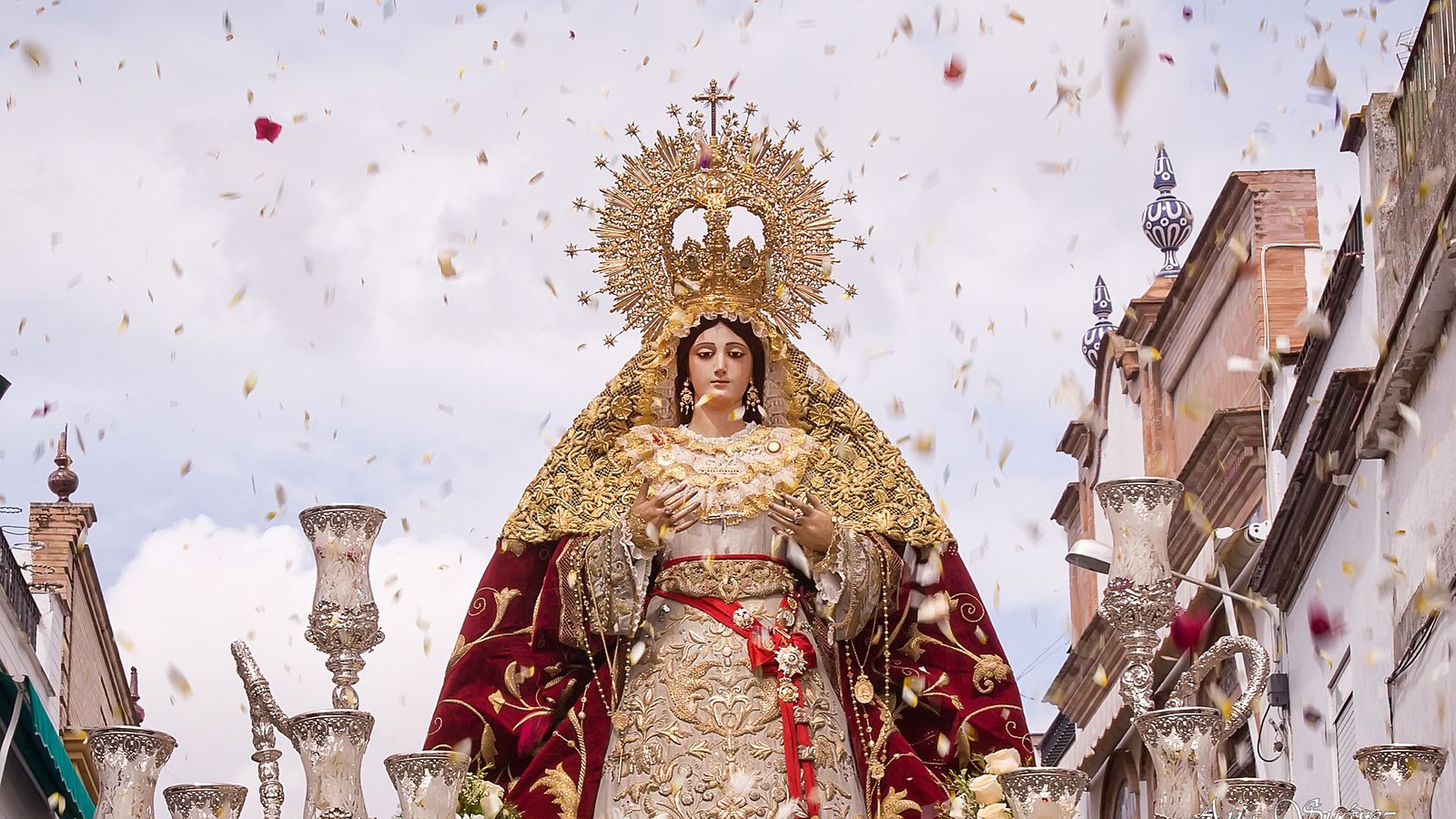 La Virgen de la Soledad en su paso de gloria.