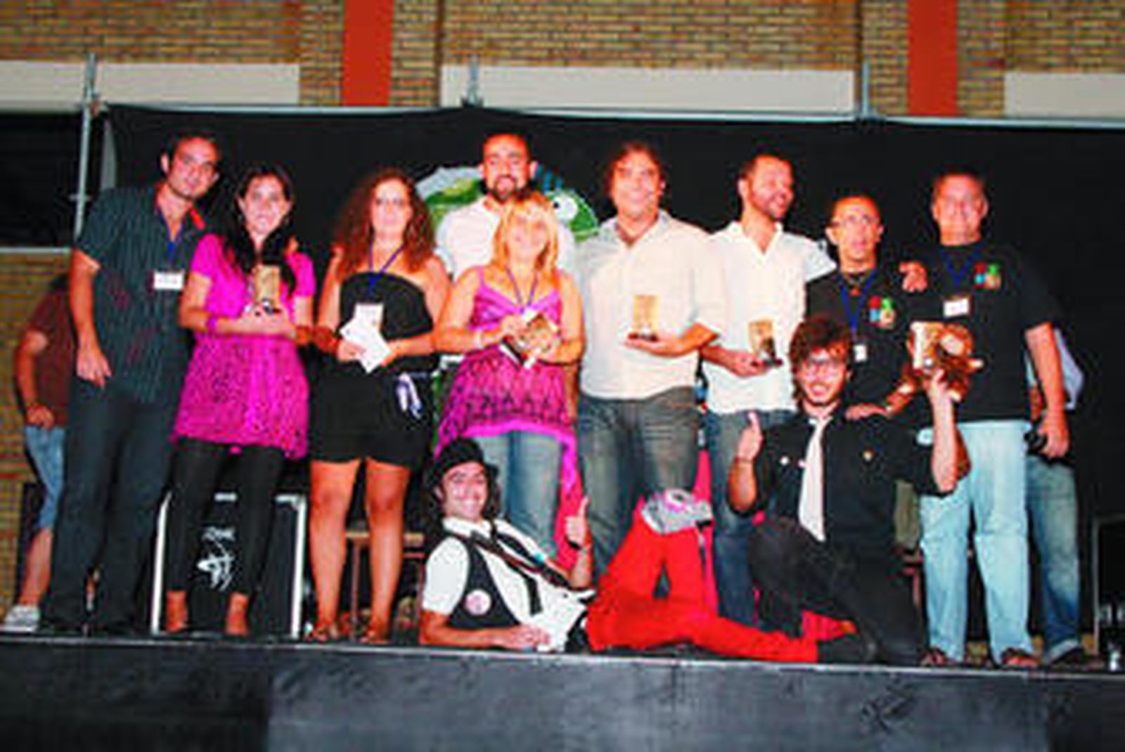 Todos los premiados posaron juntos al finalizar el concurso.