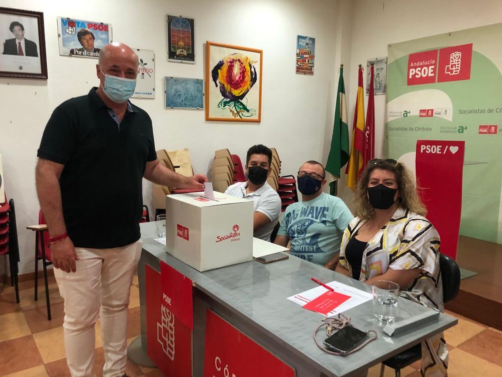 El secretario provincial del PSOE, Antonio Ruiz, deposita su voto.