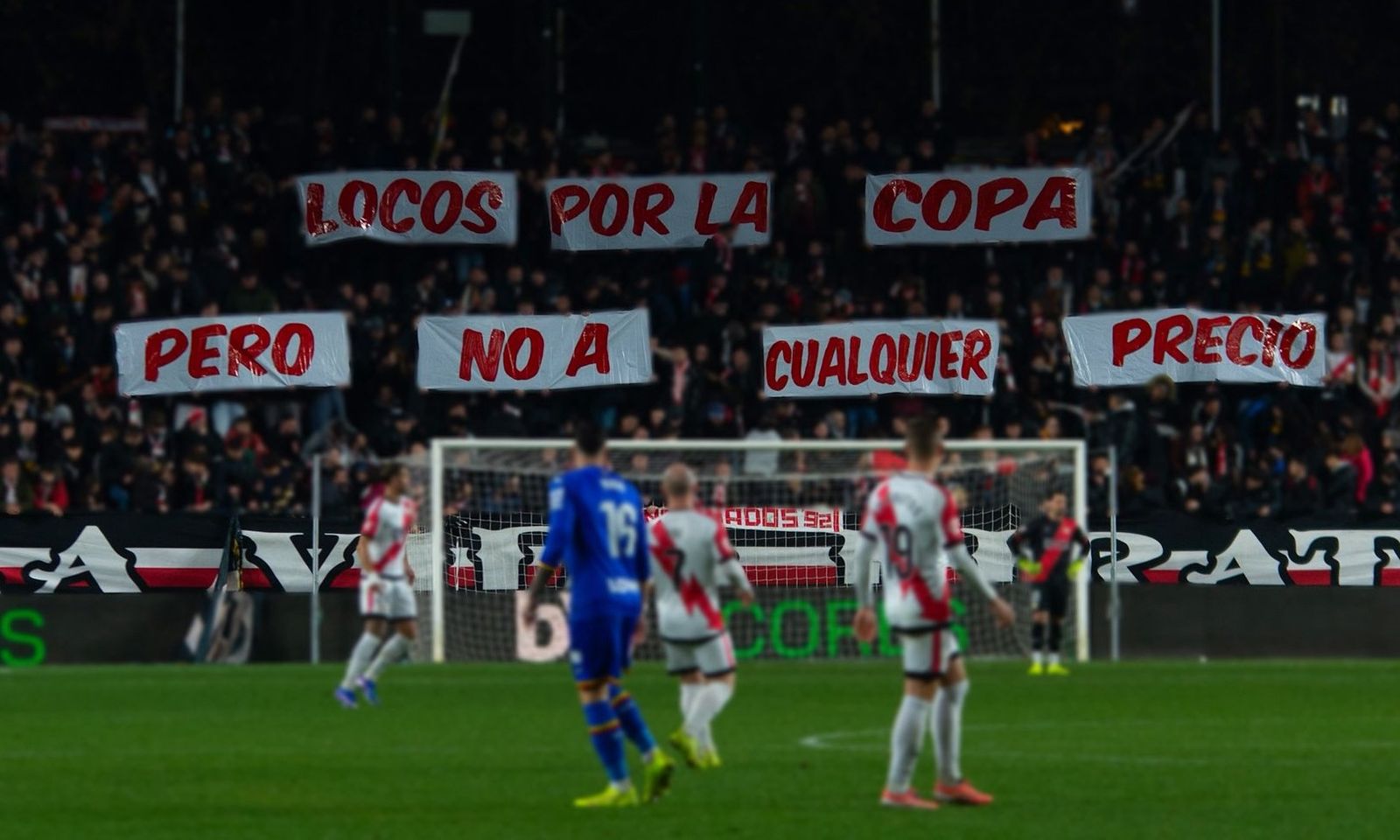Pancarta dirigida a los mandatarios del Granada mostrada por Bukaneros durante el Rayo-Getafe