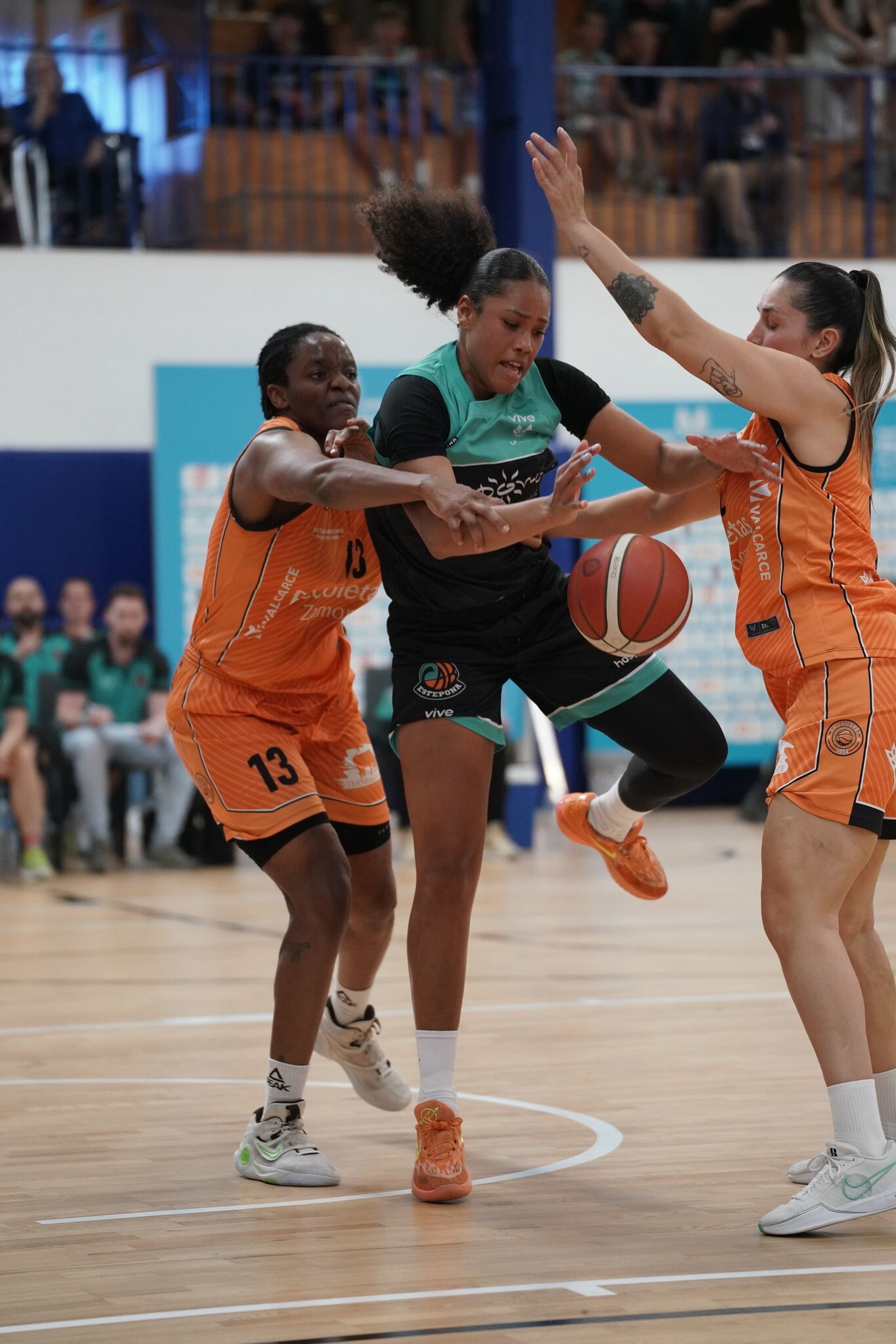 Ambientazo en Estepona para la Final Four de ascenso a Liga Femenina