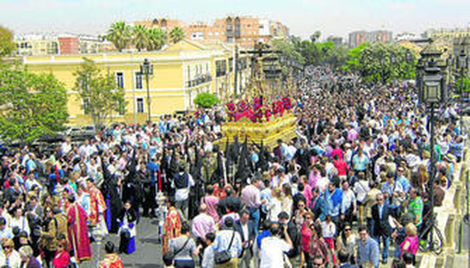 El paso del Cristo de la Salud subiendo el puente de San Bernardo, en una tarde de Miércoles Santo.