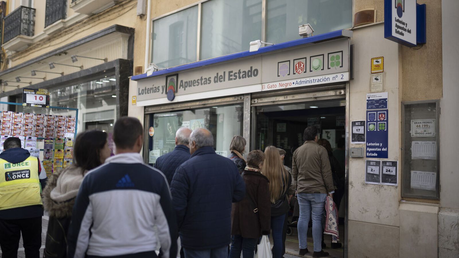 Onubenses comprando en la Administración de Lotería Número 2 El Gato Negro