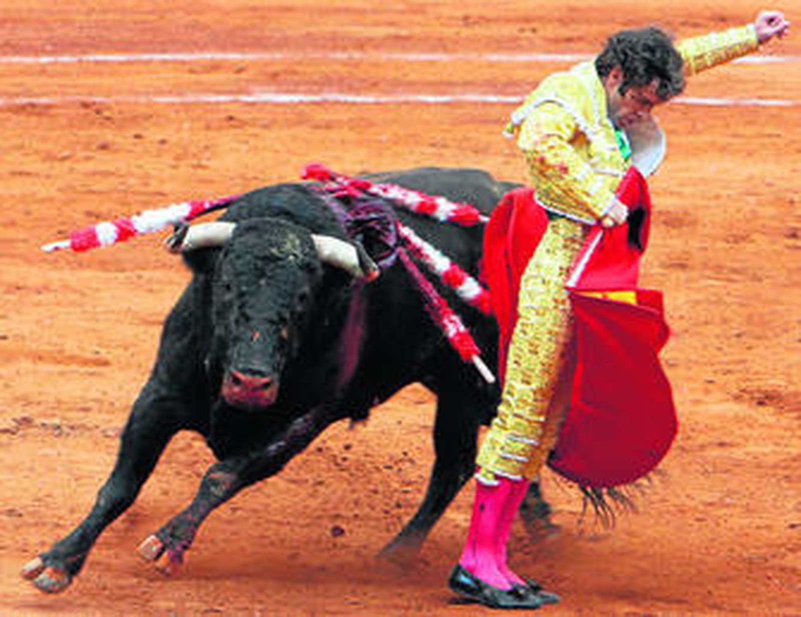Un molinete de José Tomás a su primero de Xajay, toro que fue bautizado en la tablilla como "Tú y las nubes".