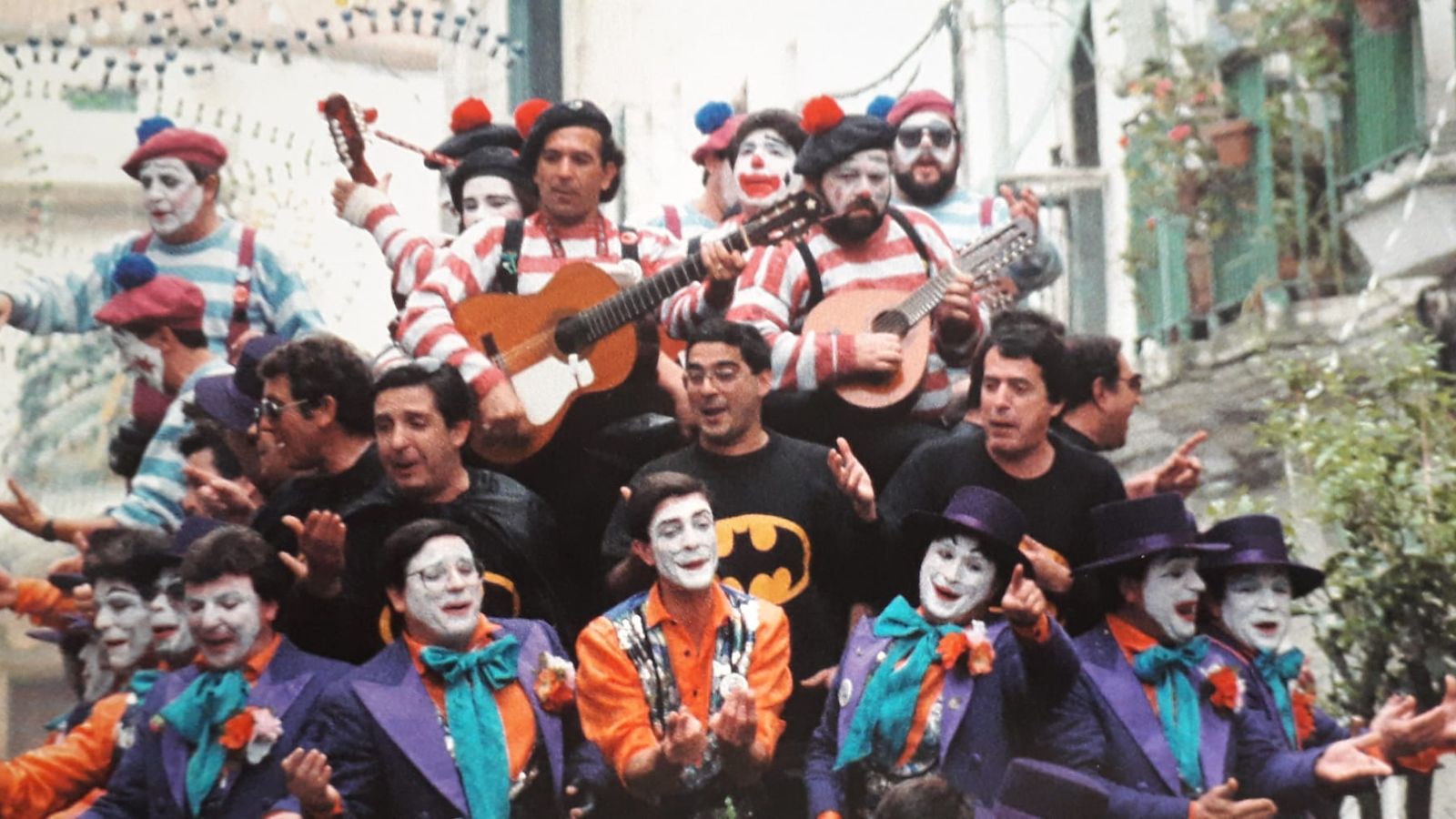 Con el traje de Batman en ‘Batmonos que nos vamos’, cantando entre Pepe Martínez y José Luis Fatou.