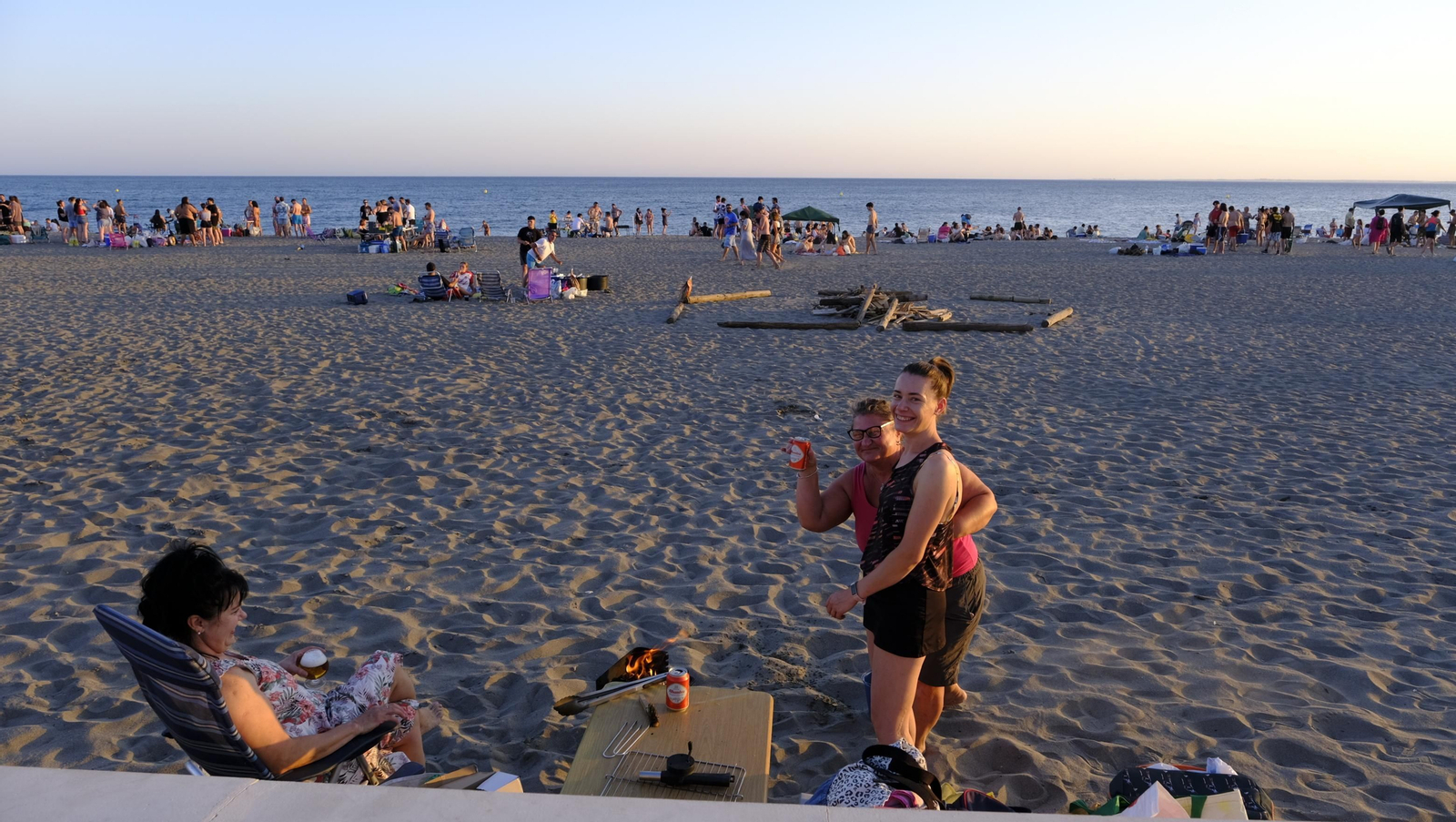 Imágenes de las hogueras de la Noche de San Juan en Almería capital