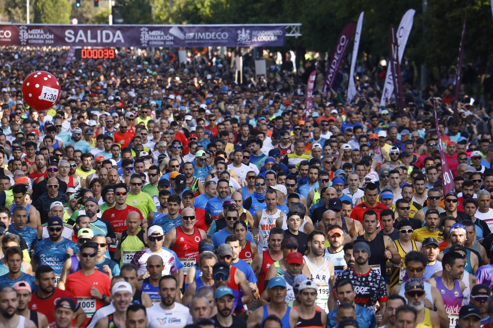 Las mejores fotos de la salida de la Media Maratón de Córdoba 2024