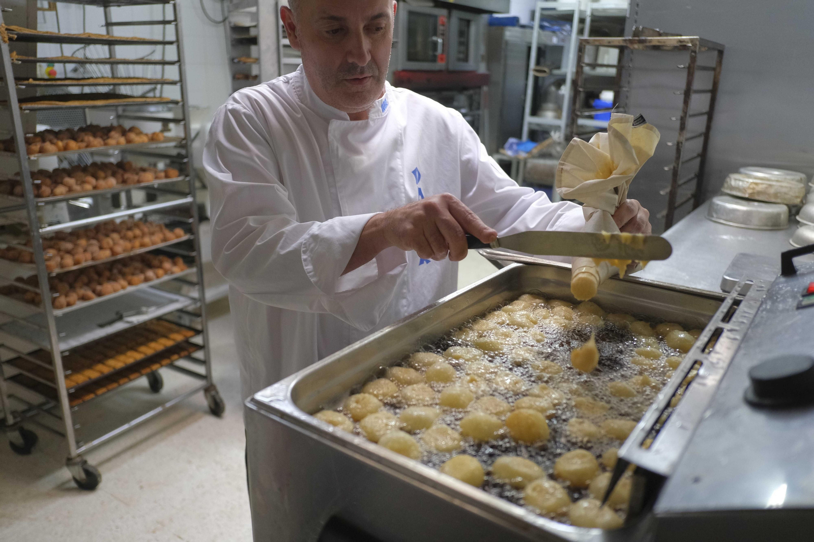 La elaboración se hace de forma manual en la pastelería rondeña Daver.