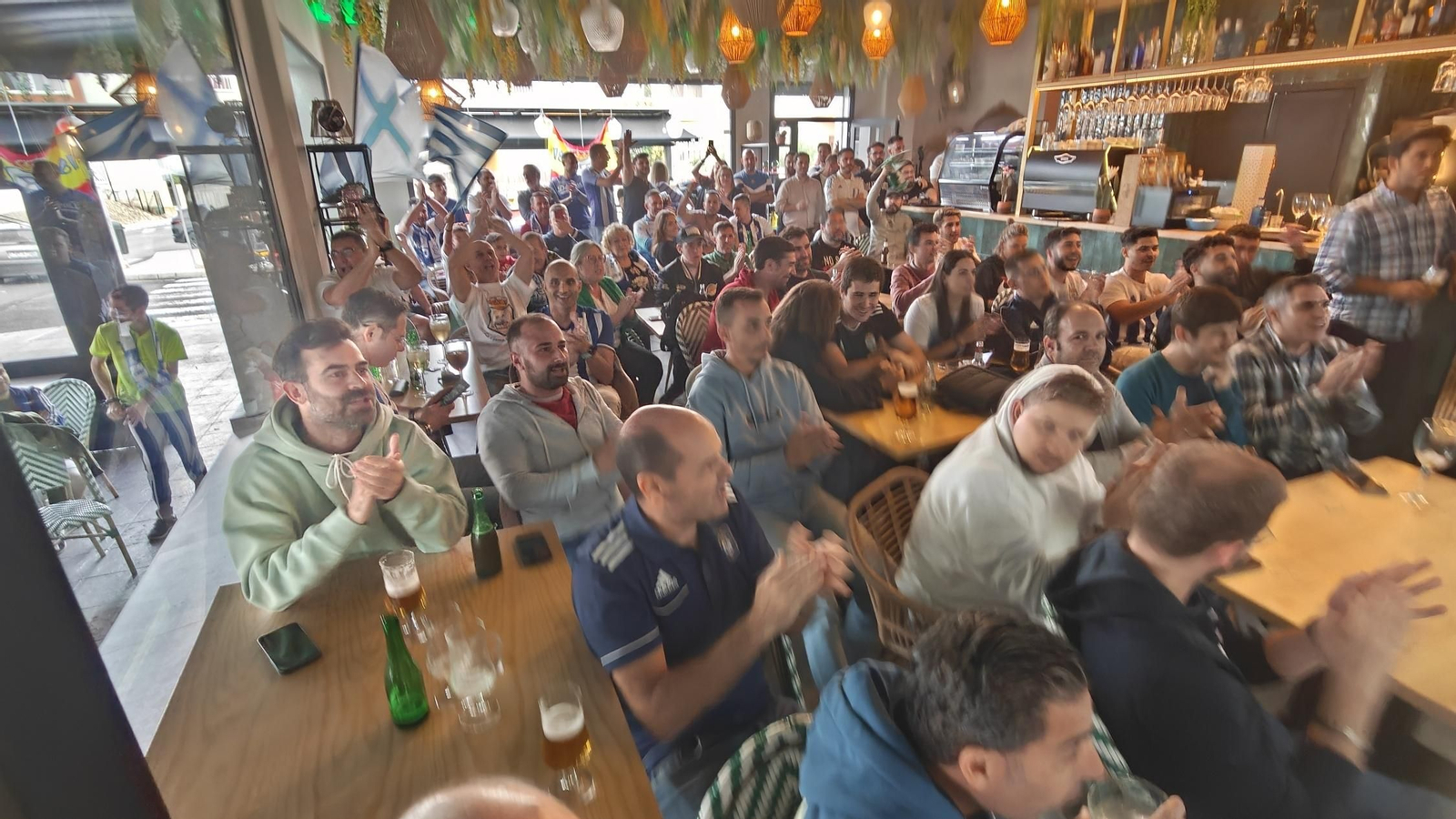 Aficionados del Recreativo de Huelva se reúnen para ver el  Recreativo de Huelva y la Gimnástica Segoviana