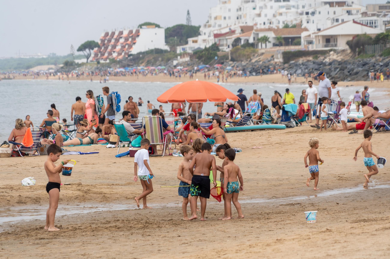 La mañana nublada en las playas de El Portíl