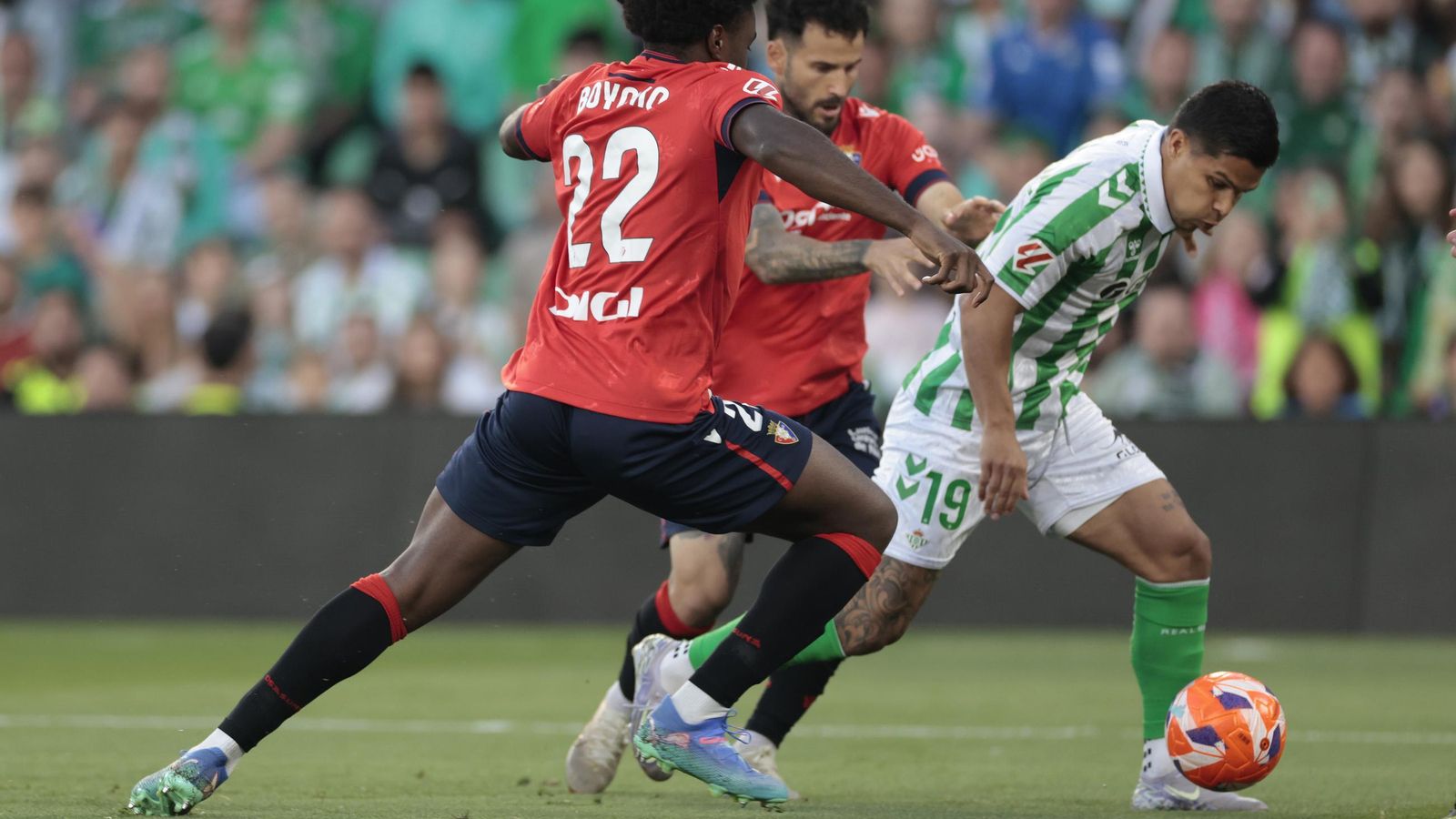 El Cucho intenta irse entre Rubén García y Boyomo en un lance del partido.