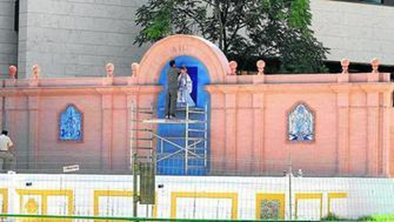 El estado actual de la glorieta, con Raúl Pérez dando los últimos retoques a la Virgen de los Reyes