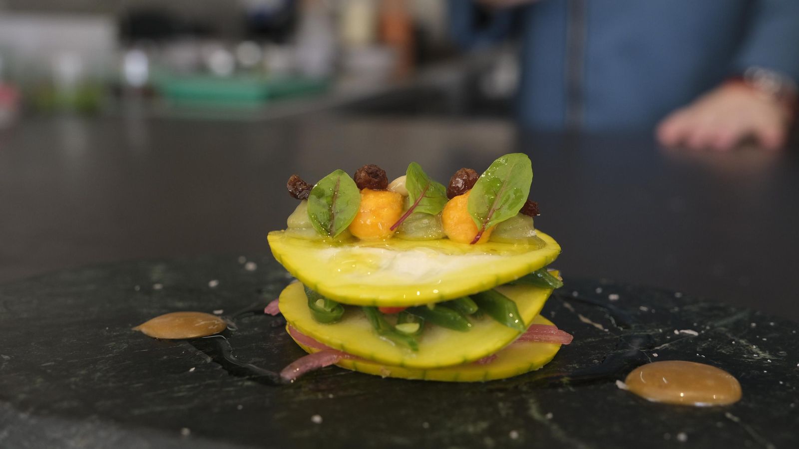 Ensalada de zucchiolo de con cebolla encurtida, judía verde con sésamos y ají. Ensalada de zucchiolo de con cebolla encurtida, judía verde con sésamos y ají.