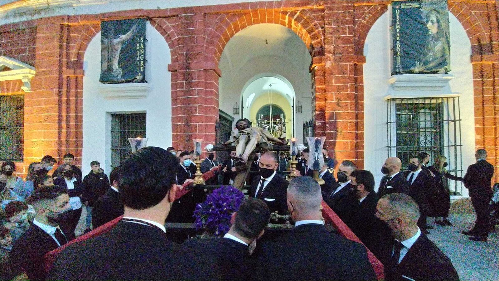El Santísimo Cristo de la Sangre, al salir de la capilla para presidir el vía crucis.