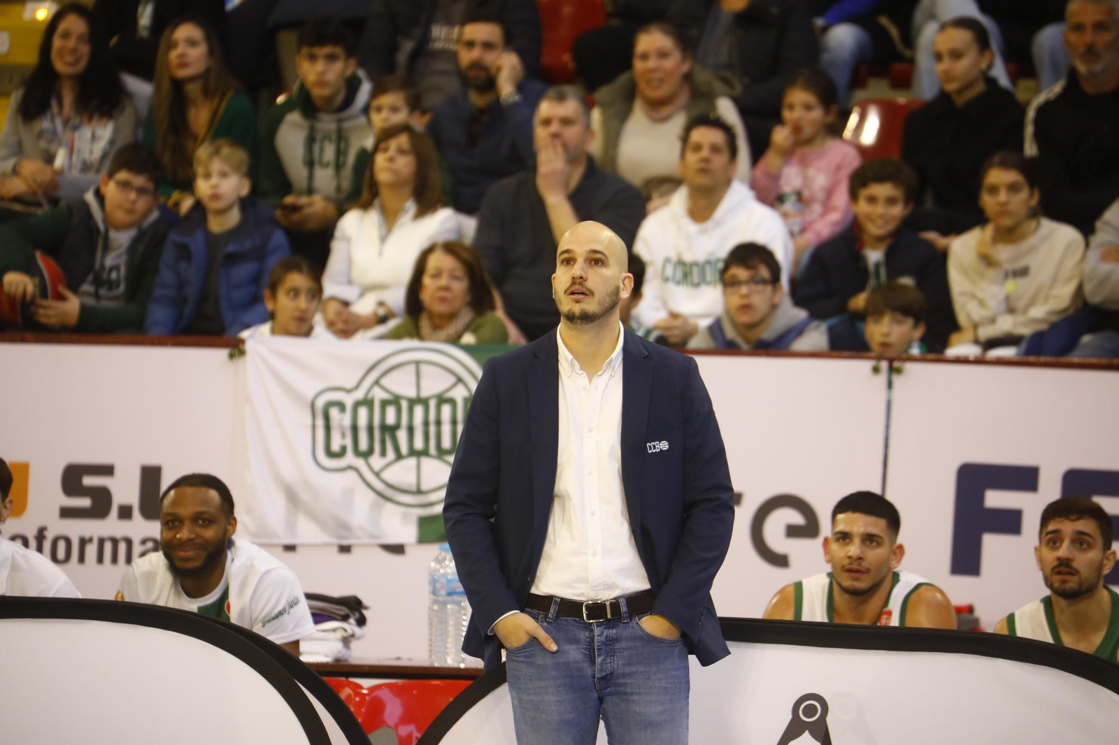 Las mejores fotos del ambiente en Vista Alegre para el Coto Córdoba - UDEA Algeciras