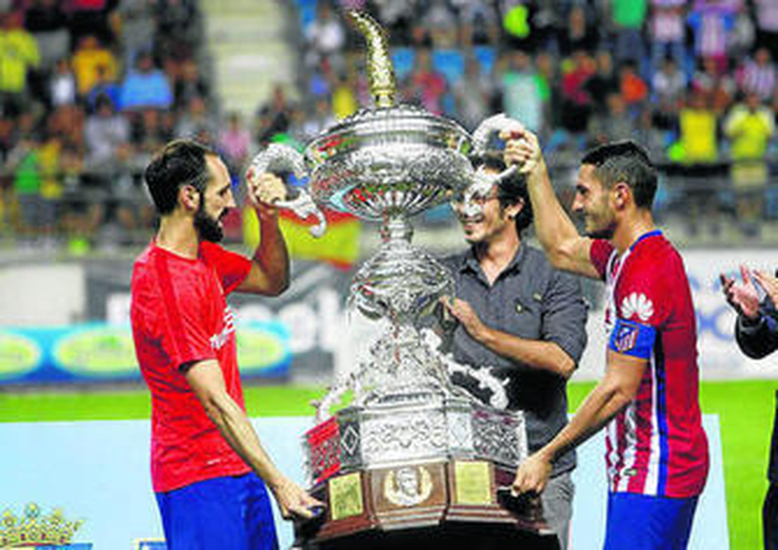 Juanfran (i) y Koke alzan la copa de campeón en la edición de 2015.