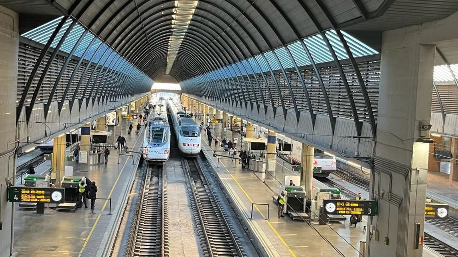 Dos AVE en la estación de Santa Justa de Sevilla