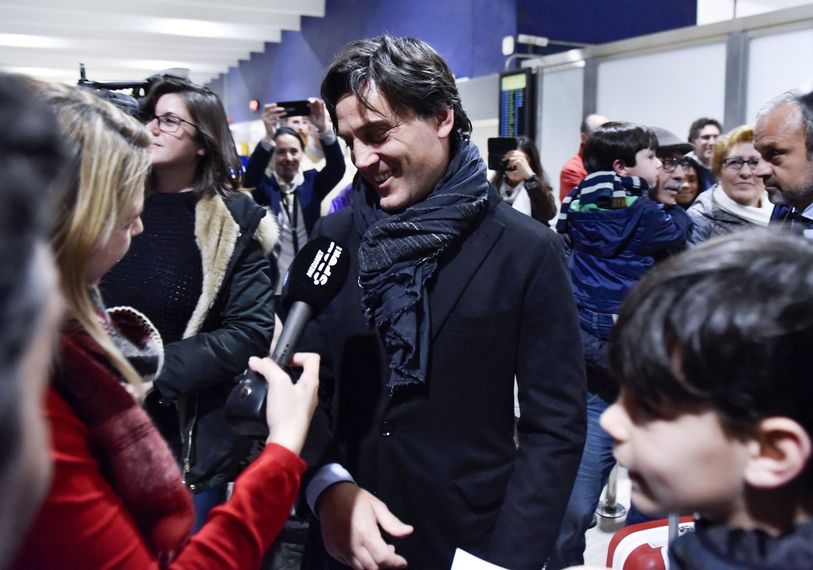 Llegada del Sevilla tras clasificarse a cuartos en Champions