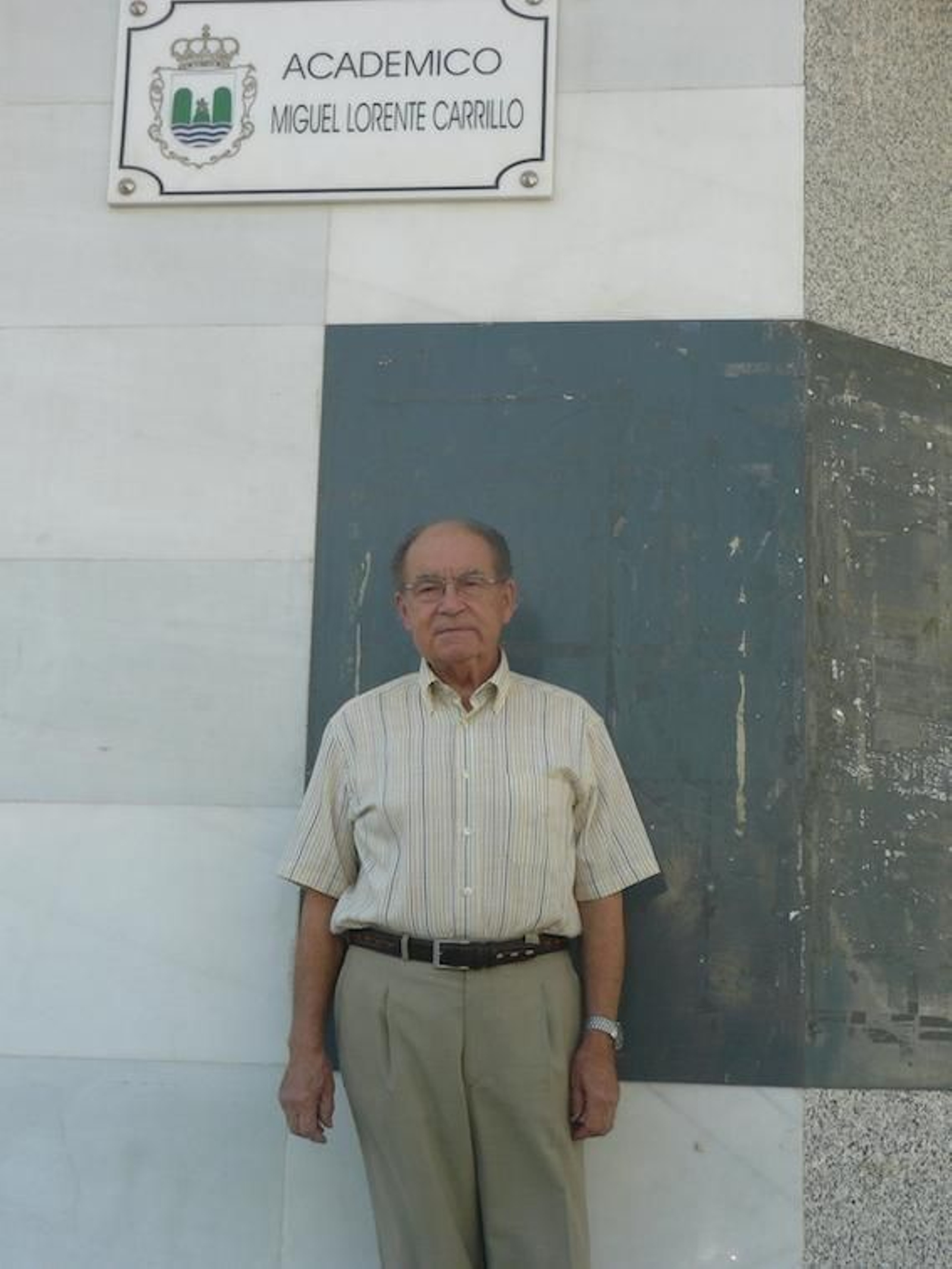 Don Miguel Lorente junto a la calle que le dedicó Olula del Río