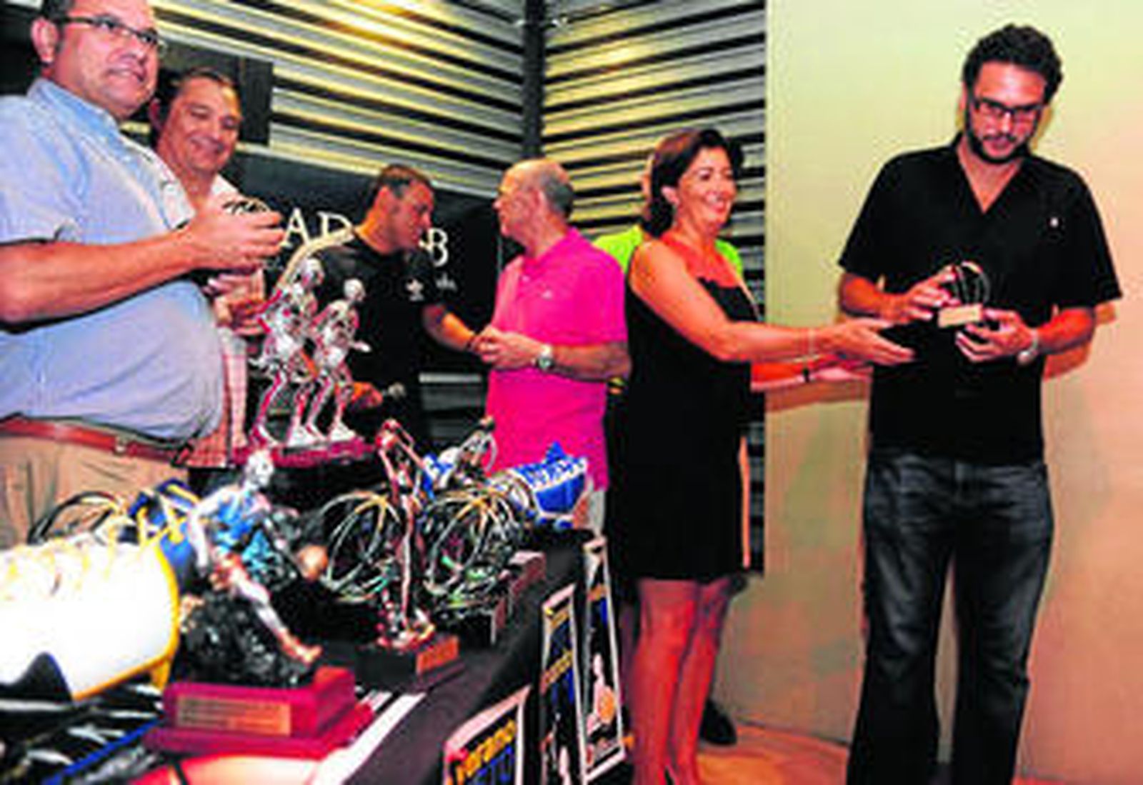 Momento de la entrega de trofeos de la Liga de Verano que tuvo lugar en la Sala Caché.