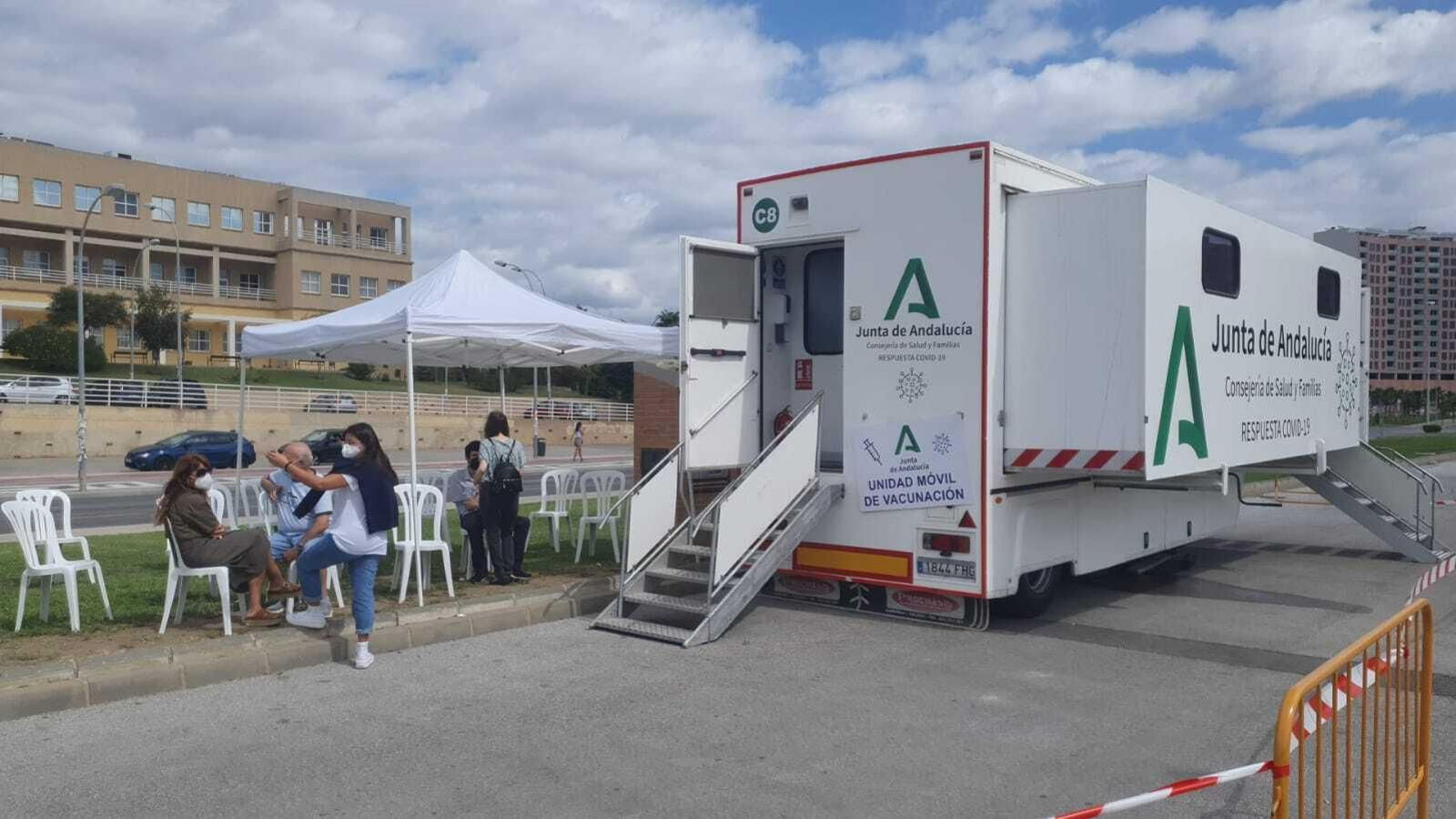Unidad móvil para la vacunación sin cita instalada en la Universidad de Málaga.