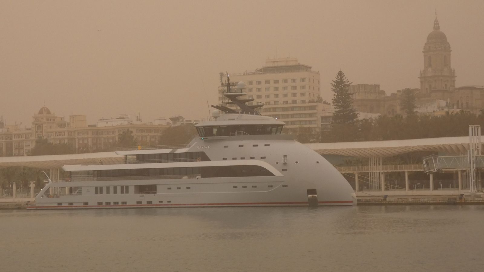 El superyate 'Olivia O', atracado en el puerto de Málaga.
