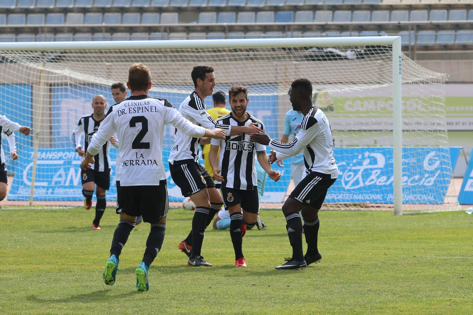 Maurí Franco, que debutaba esta temporada, golpea el balón ante un jugador del CD El Ejido.