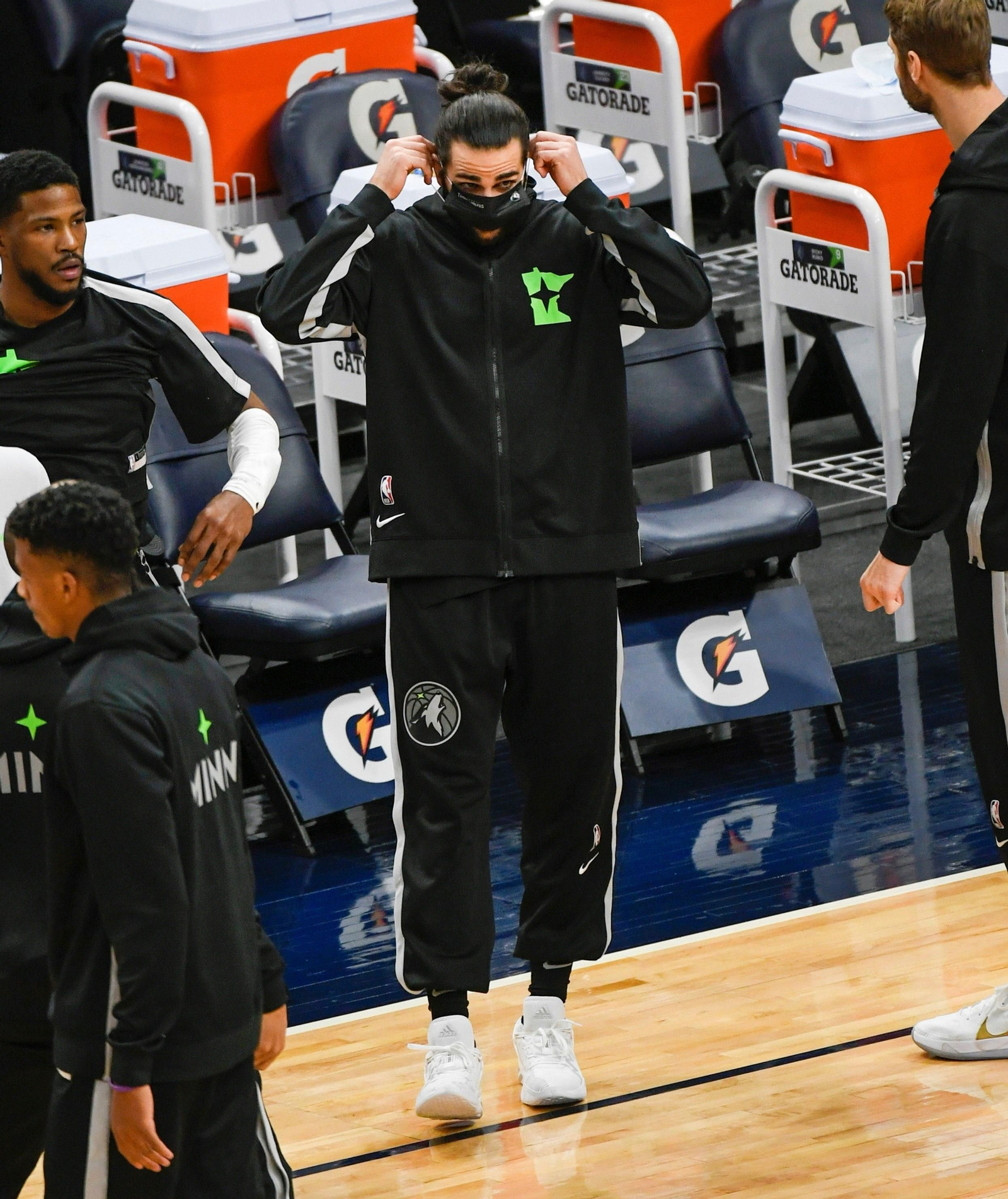 Ricky Rubio se ajusta su mascarilla antes de un partido.