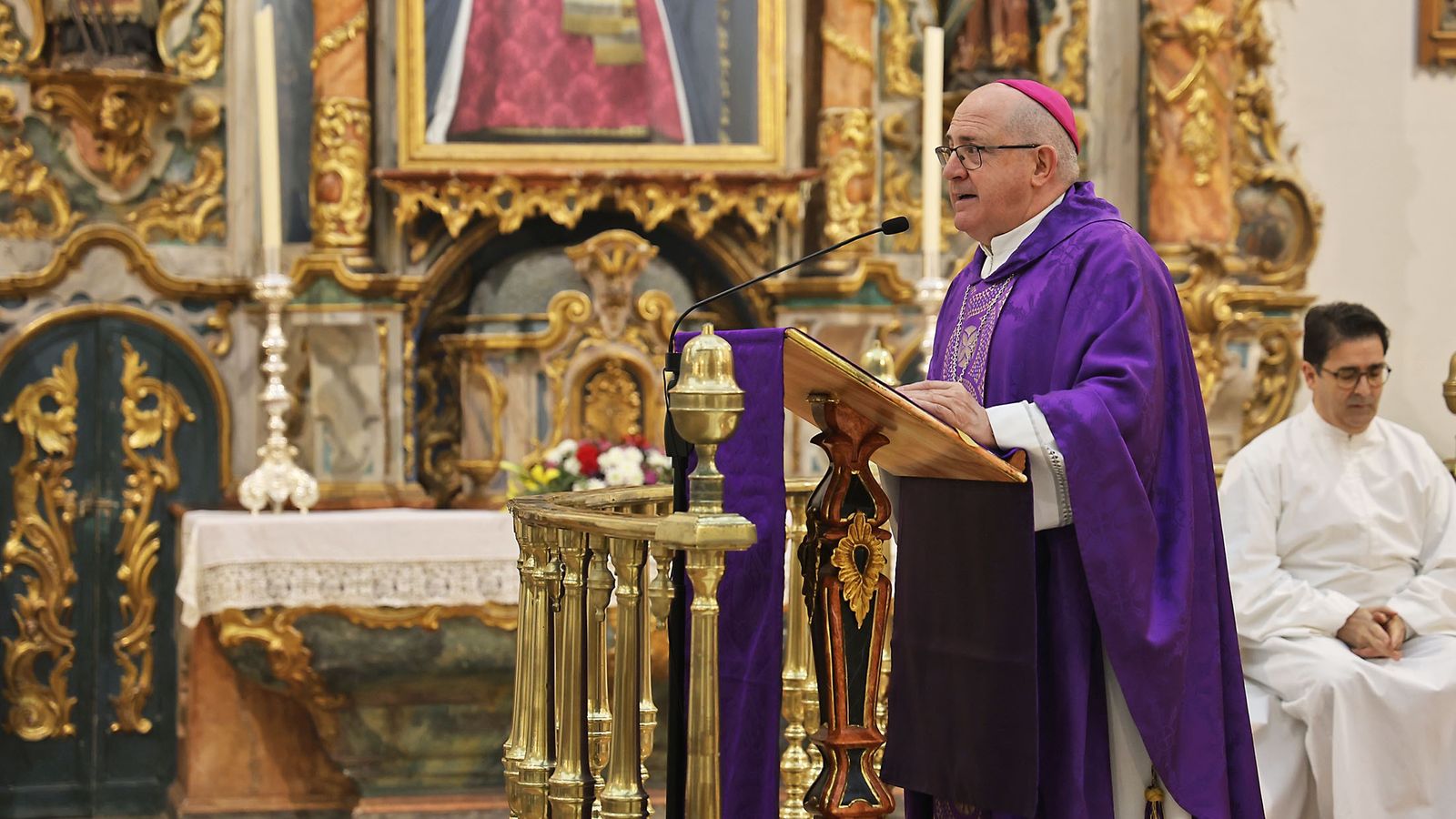 El obispo Mons. Santiago Gómez Sierra presidiendo la Misa de Imposición de Cenizas en la Santa Iglesia Catedral el año pasado.