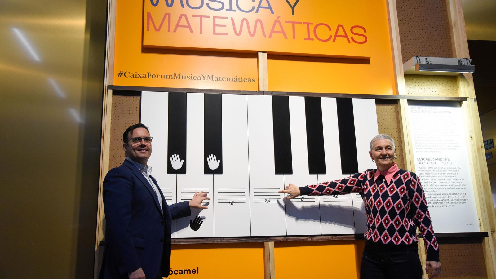 Moisés Roiz, director de CaixaForum Sevilla, y la asesora científica de la exposición, Magda Polo.