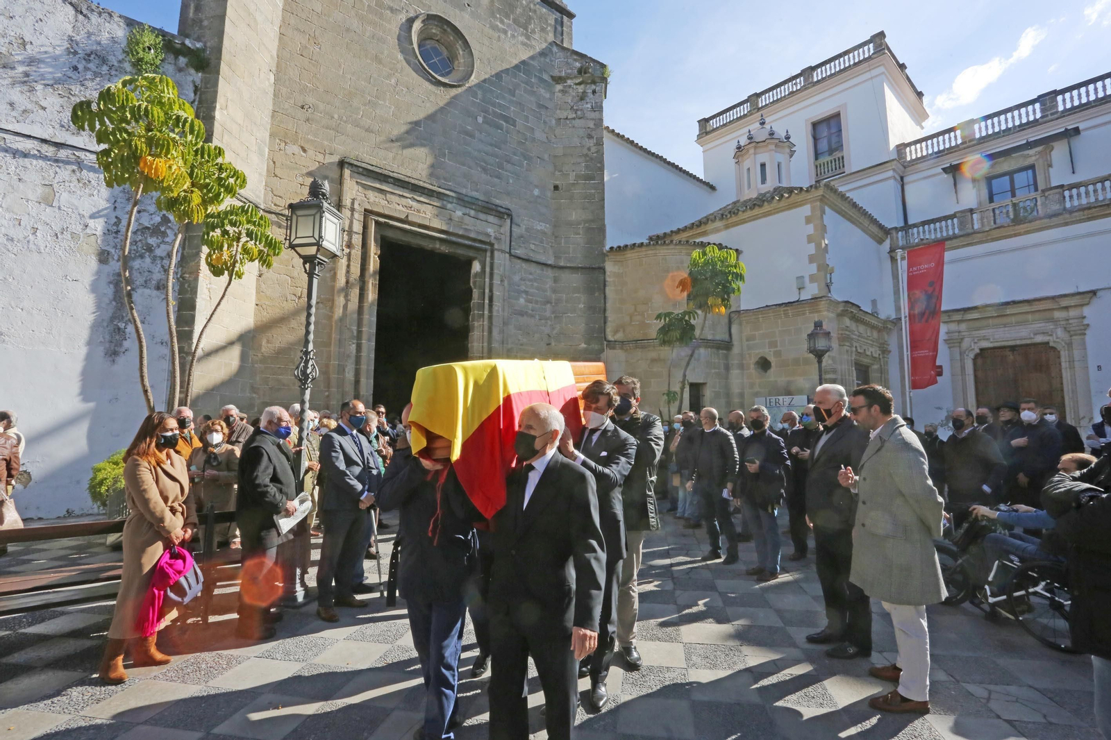 Familiares portan el féretro con los restos de Faustino Rodríguez tras el funeral en la iglesia de Santo Domingo.