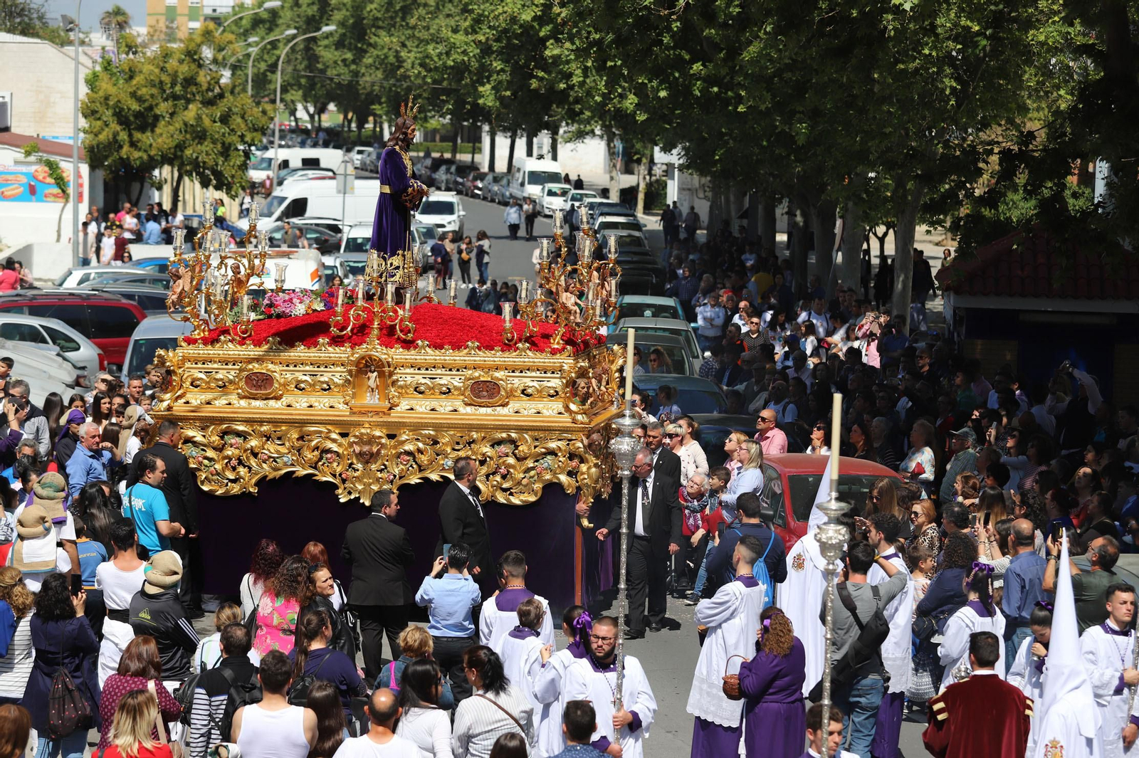 Imágenes del recorrido de la Hermandad del Cristo Cautivo de Huelva