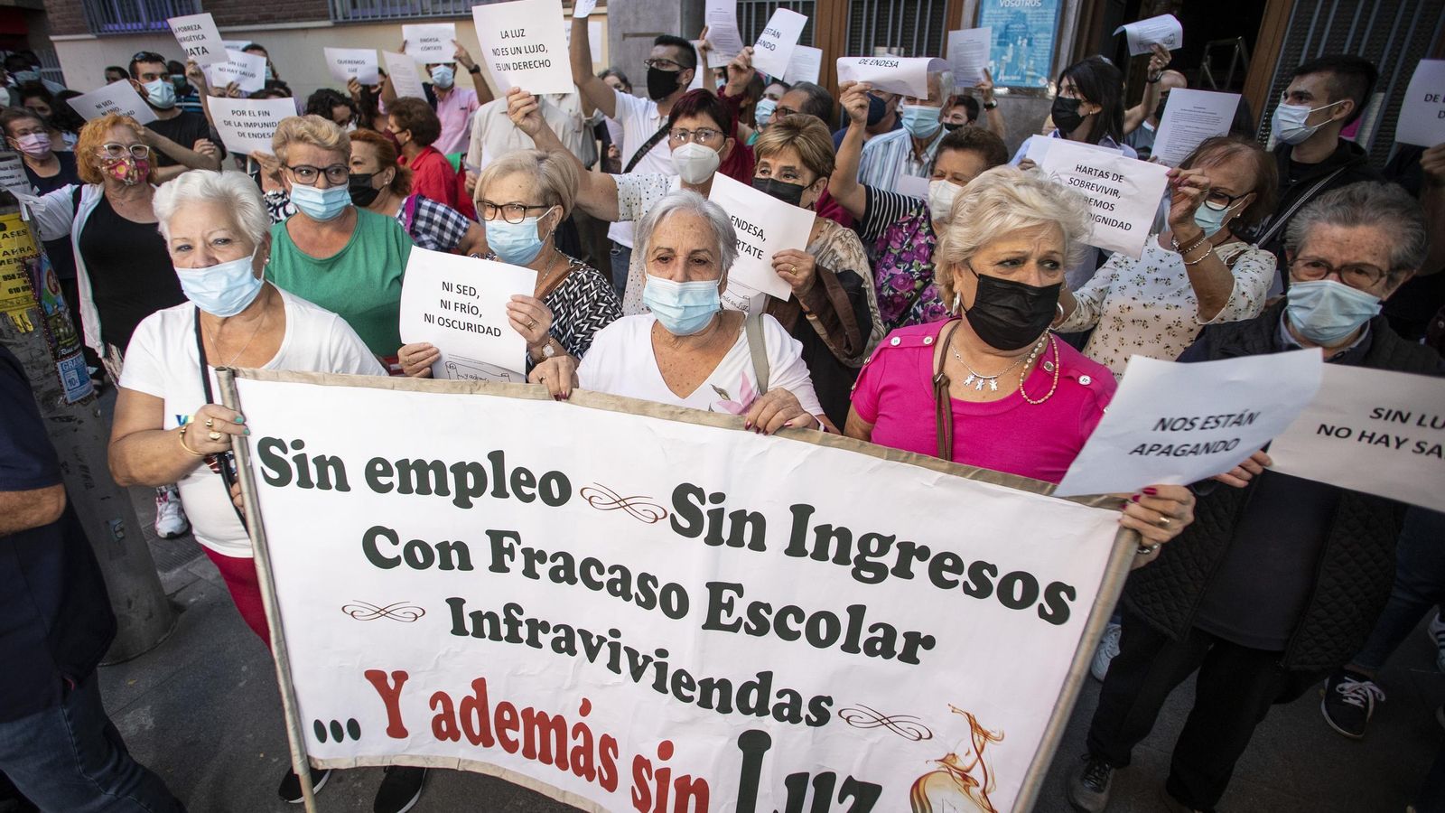 Imagen de una concentración para denunciar los cortes de luz en el distrito Norte de Granada