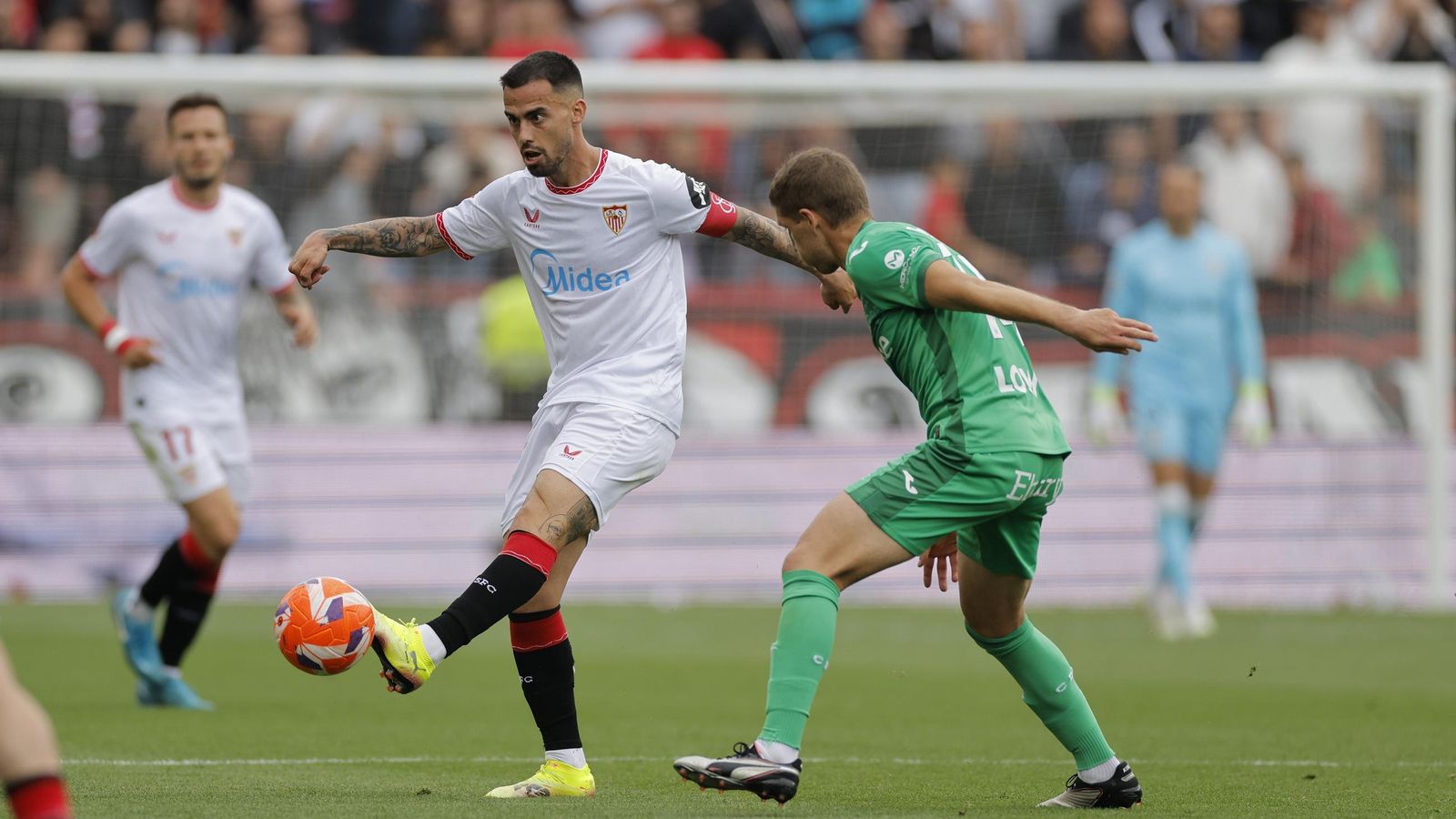 Suso golpea el balón con el exterior ante Brasanac.
