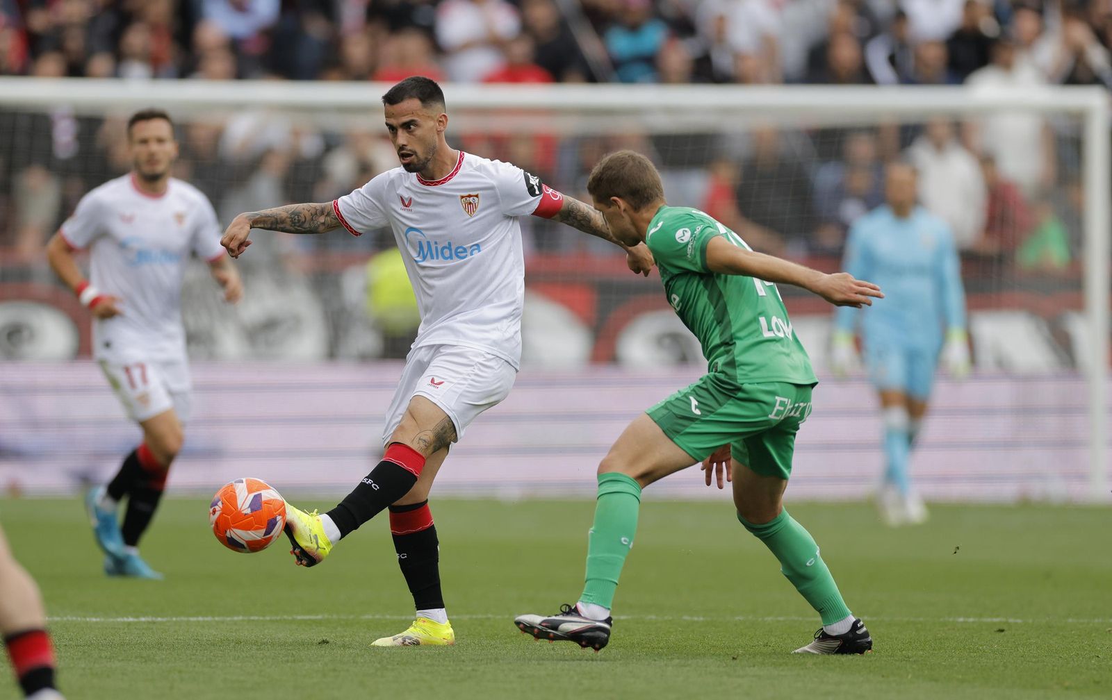 Suso golpea el balón con el exterior ante Brasanac.