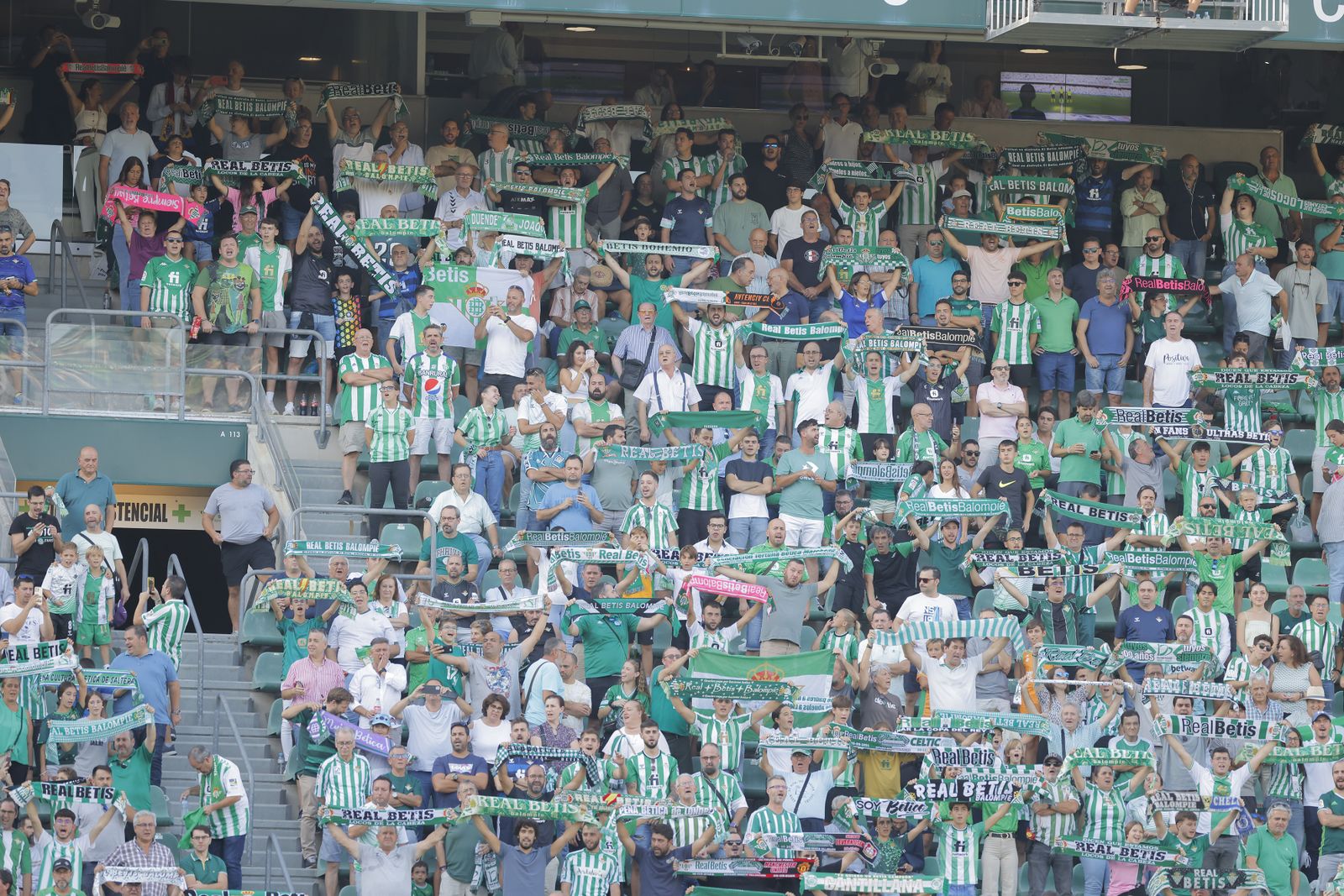 Búscate en la fotos del Betis-Sparta