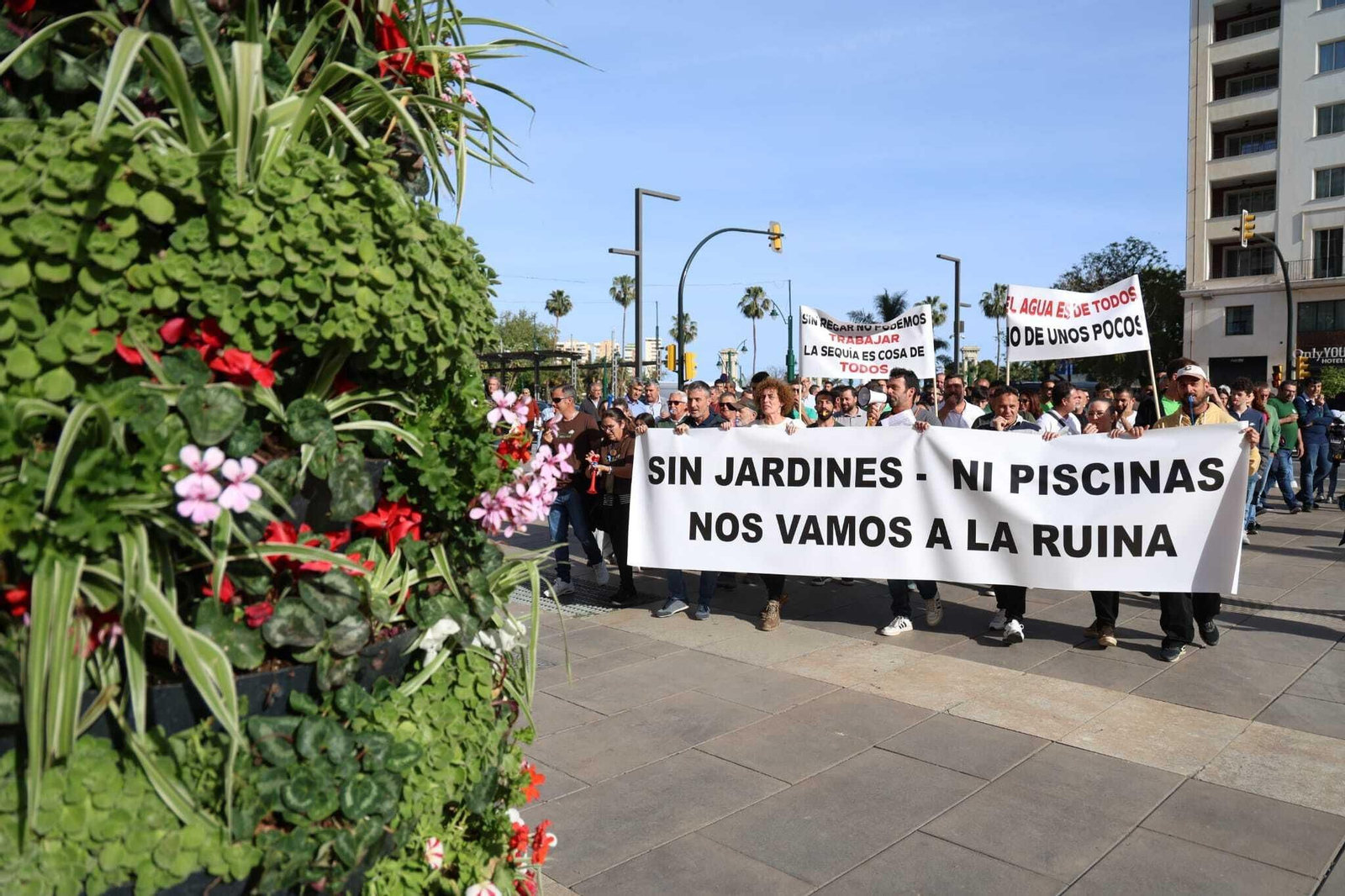 Manifestación de empresas de jardinería, socorrismo y pisos turísticos de Málaga: "Nos vemos discriminados y a estar cada vez peor"
