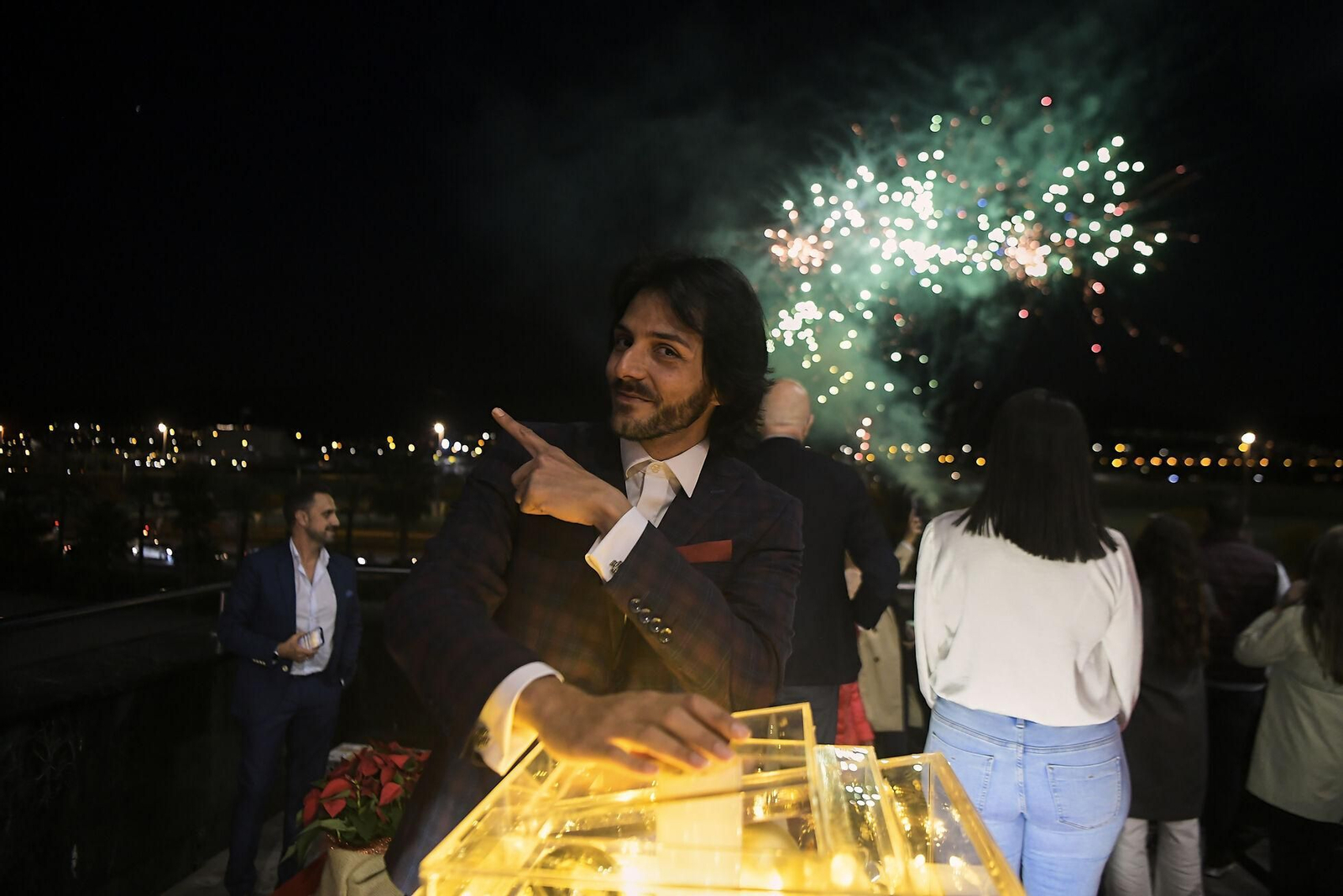 Fotos: así se ha iluminado el árbol de Navidad del Nevada en Granada, el más alto de España