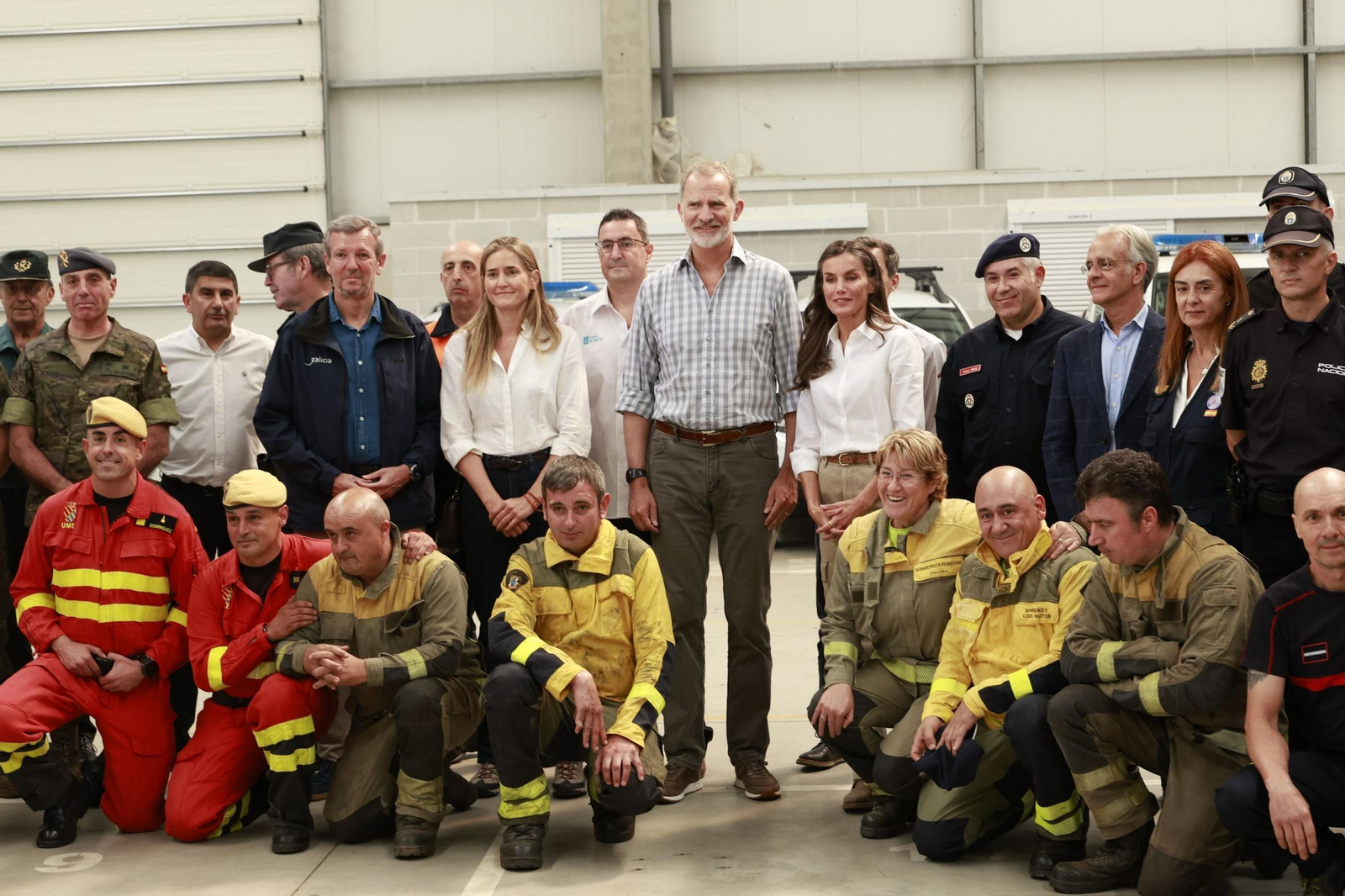 Los Reyes, junto a miembros de los equipos de extinción de incendios este jueves en Verín (Orense).
