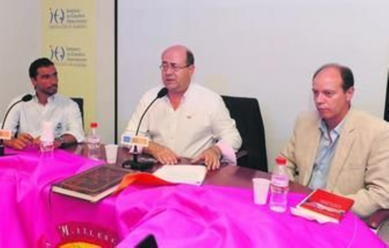 El torero Curro Díaz, el presidente del Foro 3 Taurino 3 Juan R. Aguilera y el escritor y profesor Miguel Vega.