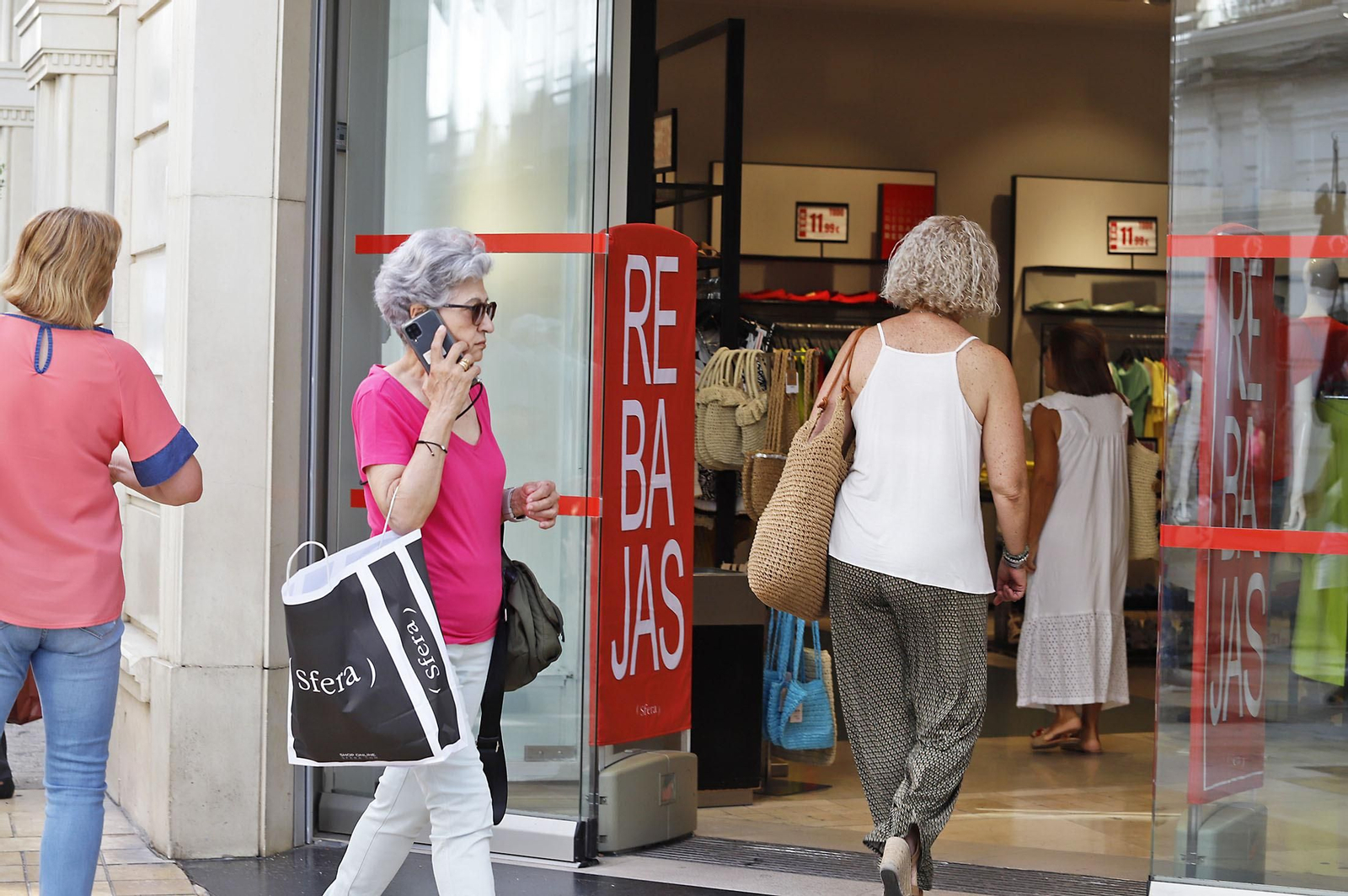 Imágenes del inicio de las Rebajas de verano en Huelva